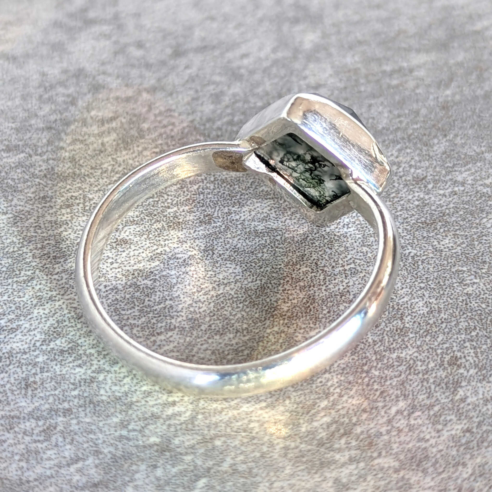 טבעת כסף סטרלינג עבושיה בעשובת יד עם אבן מוס אגת מרוגעת בשביל צמיחה והתקדמות