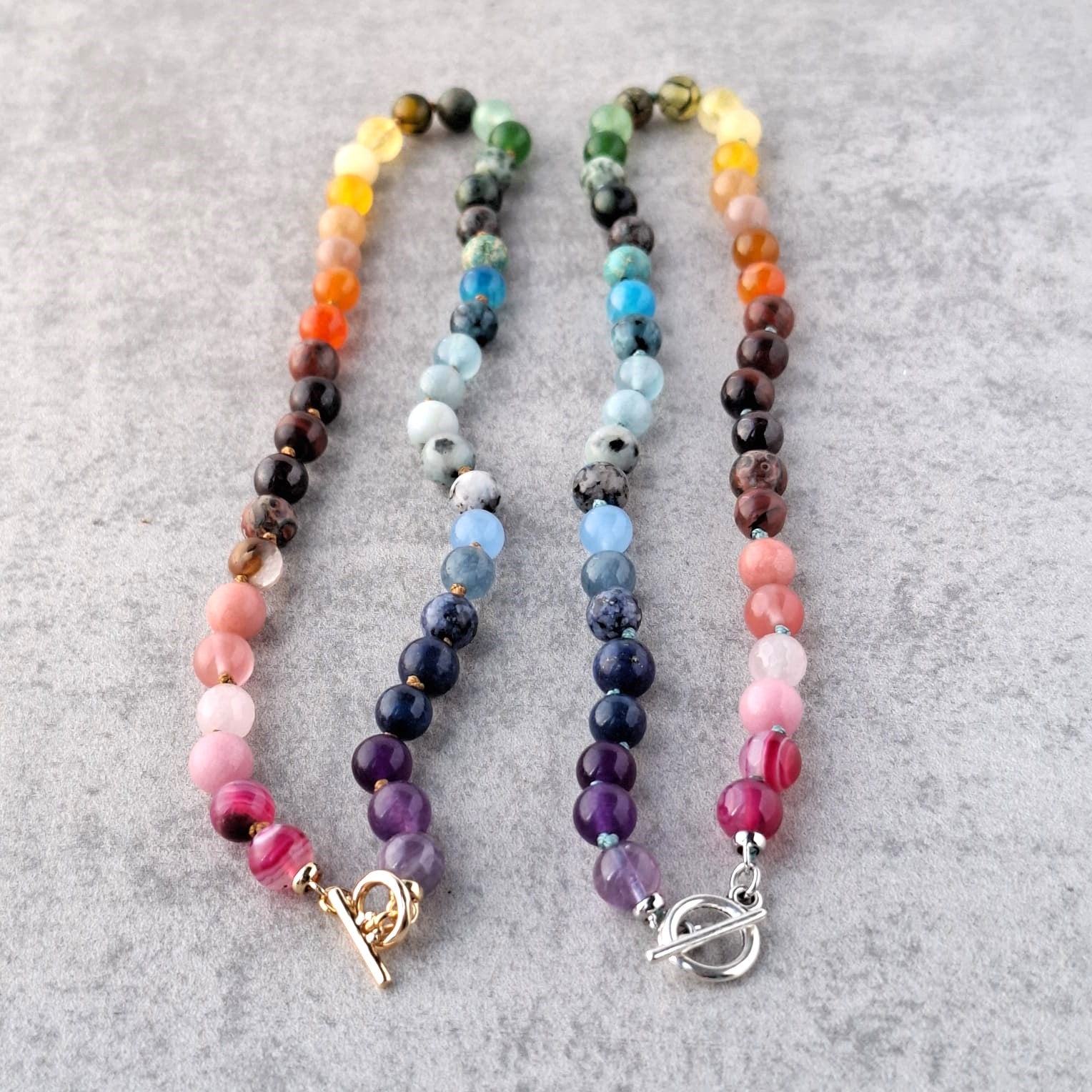 שרשרת ריפוי עשויה אבני חן כמו גרנט, סיטרין, אמטיסט ואקוואמרין, עם נוכחות צבעונית בולטת