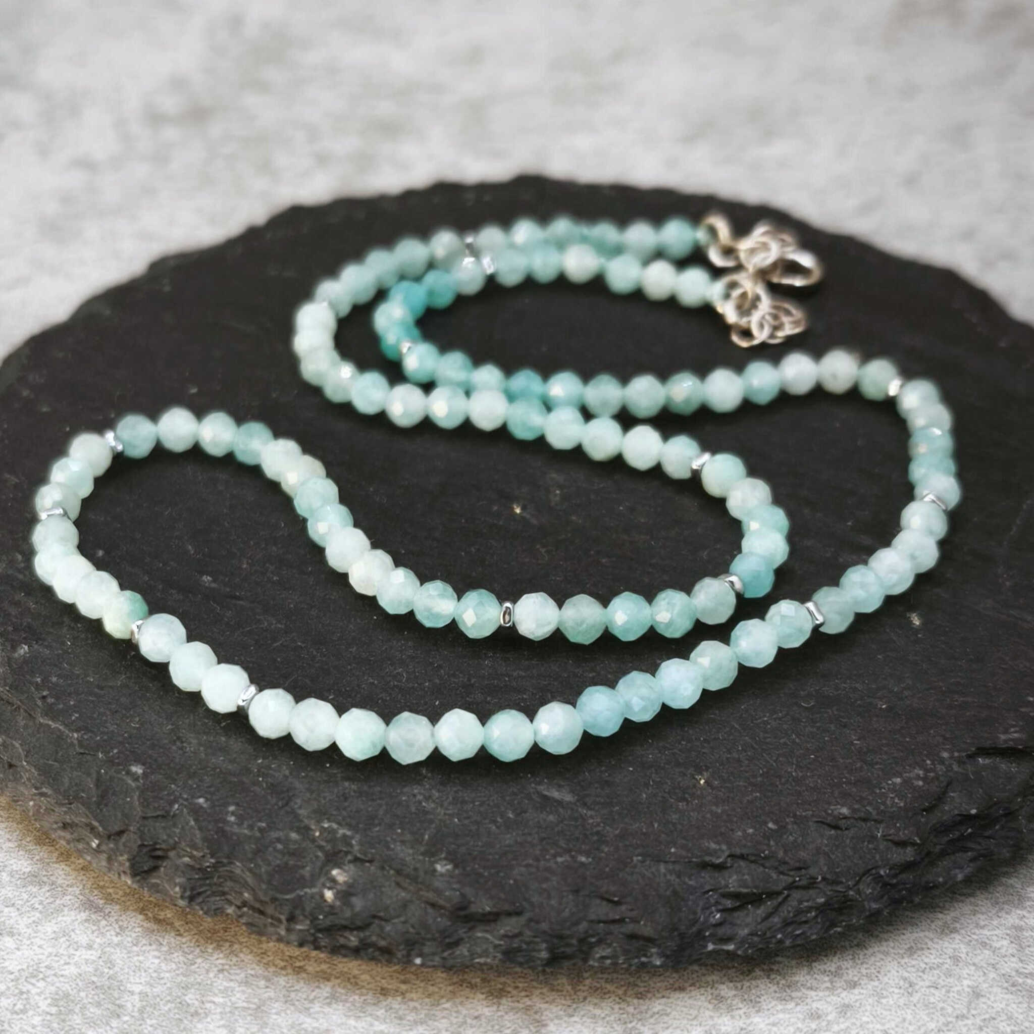 שרשרת אמזונייט טבעי עדינה בגוון תכלת עם חרוזי המטייט בסדרת פיבונאצ'י לתקשורת אמיתית ביטוי עצמי כנה הרמוניה פנימית תכשיט אנרגטי מרגיע בעבודת יד