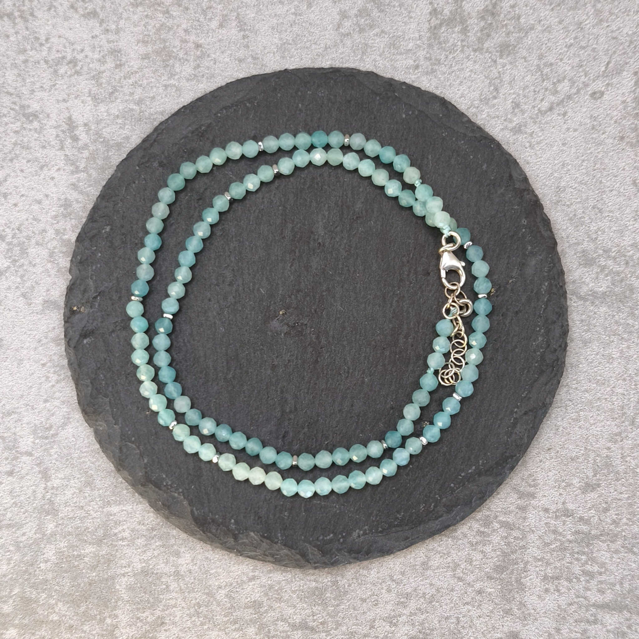 שרשרת אמזונייט לתקשורת אמיתית ביטוי עצמי כנה הרמוניה פנימית תכשיט אנרגטי מרגיע בעבודת יד