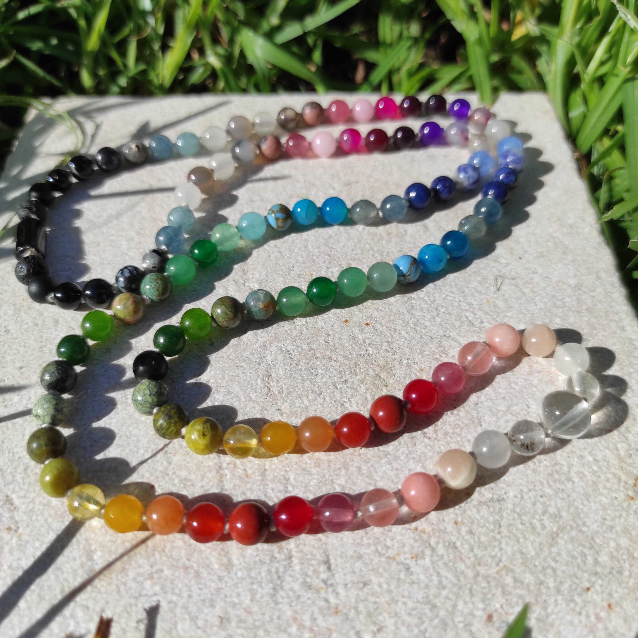 שרשרת מאלה מלאת אבני חן טבעיות לעידוד יצירתיות, שפע, אהבה עצמית ולהגנה אנרגטית, עמוקות בלב