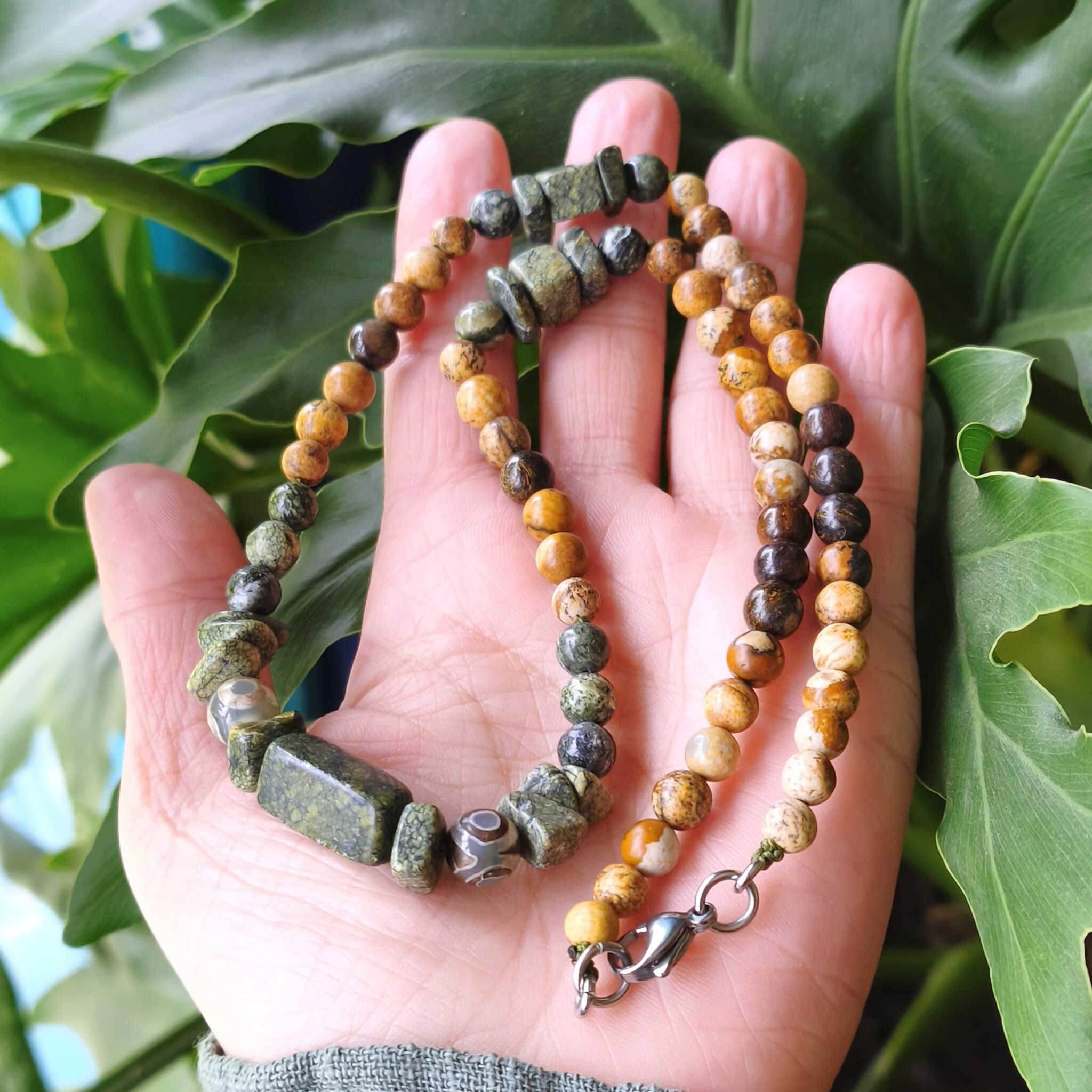 פרטי אבני חן טבעיות סרפנטין ברונזייט ג'ספר ואגת DZI תיבטית עם שלושה עיניים בשרשרת אנרגטית לחוכמה פנימית והגנה