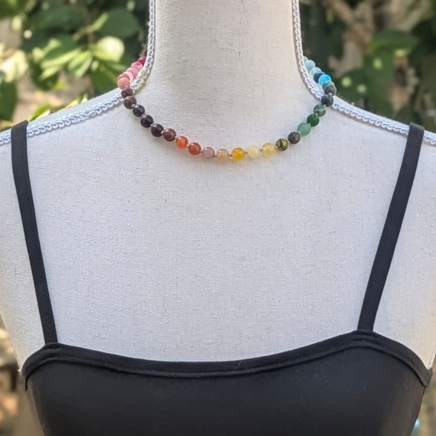 שרשרת לנשים המשלבת מגוון אבני חן טבעיות בצבעים שונים