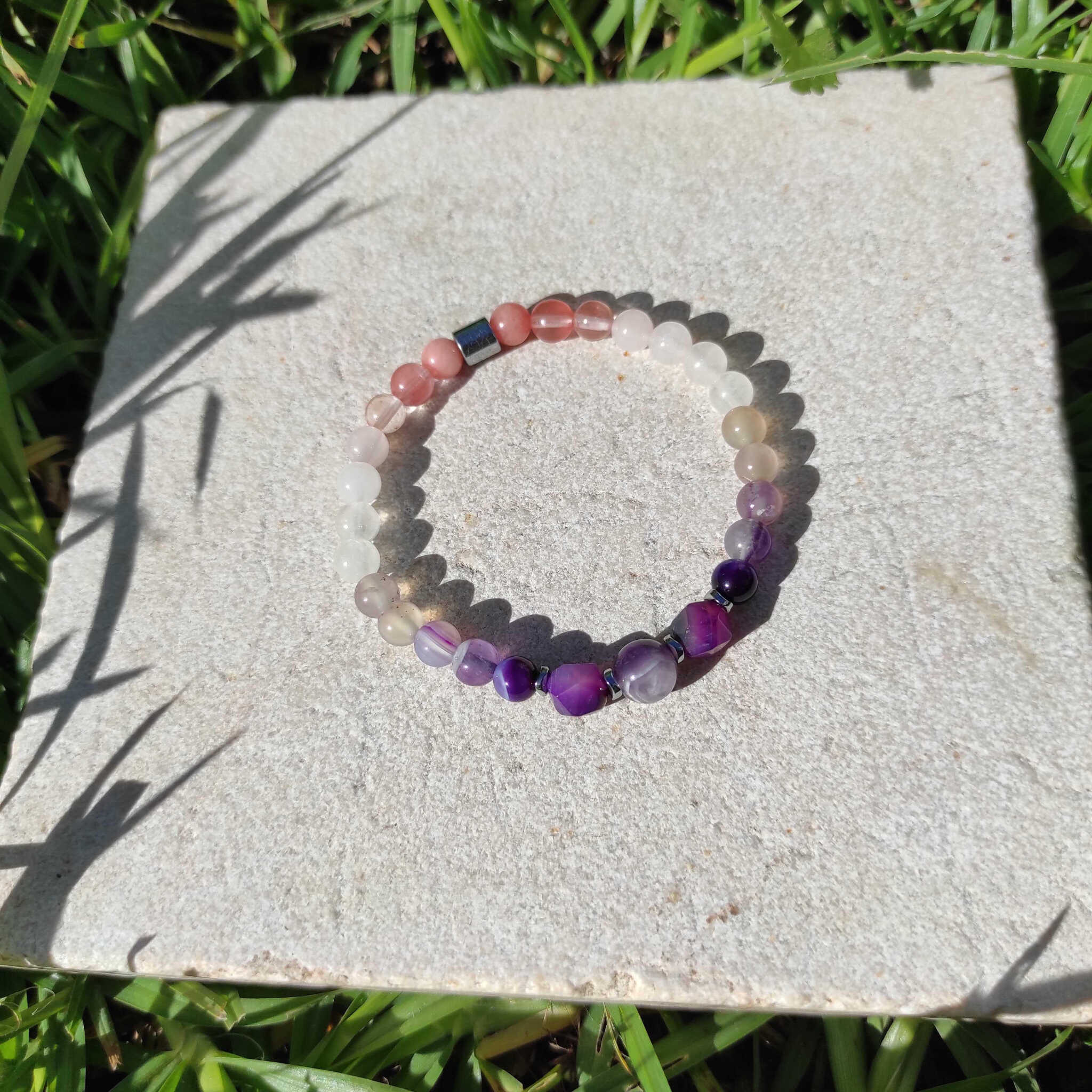 צמיד ללא מתכות להרגעה, אבני חן בצבעים וורוד, וסגול