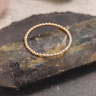 טבעת גולדפילד בעיצוב אורגני עם חרוזים קטנים דמויי חלוקי נחל