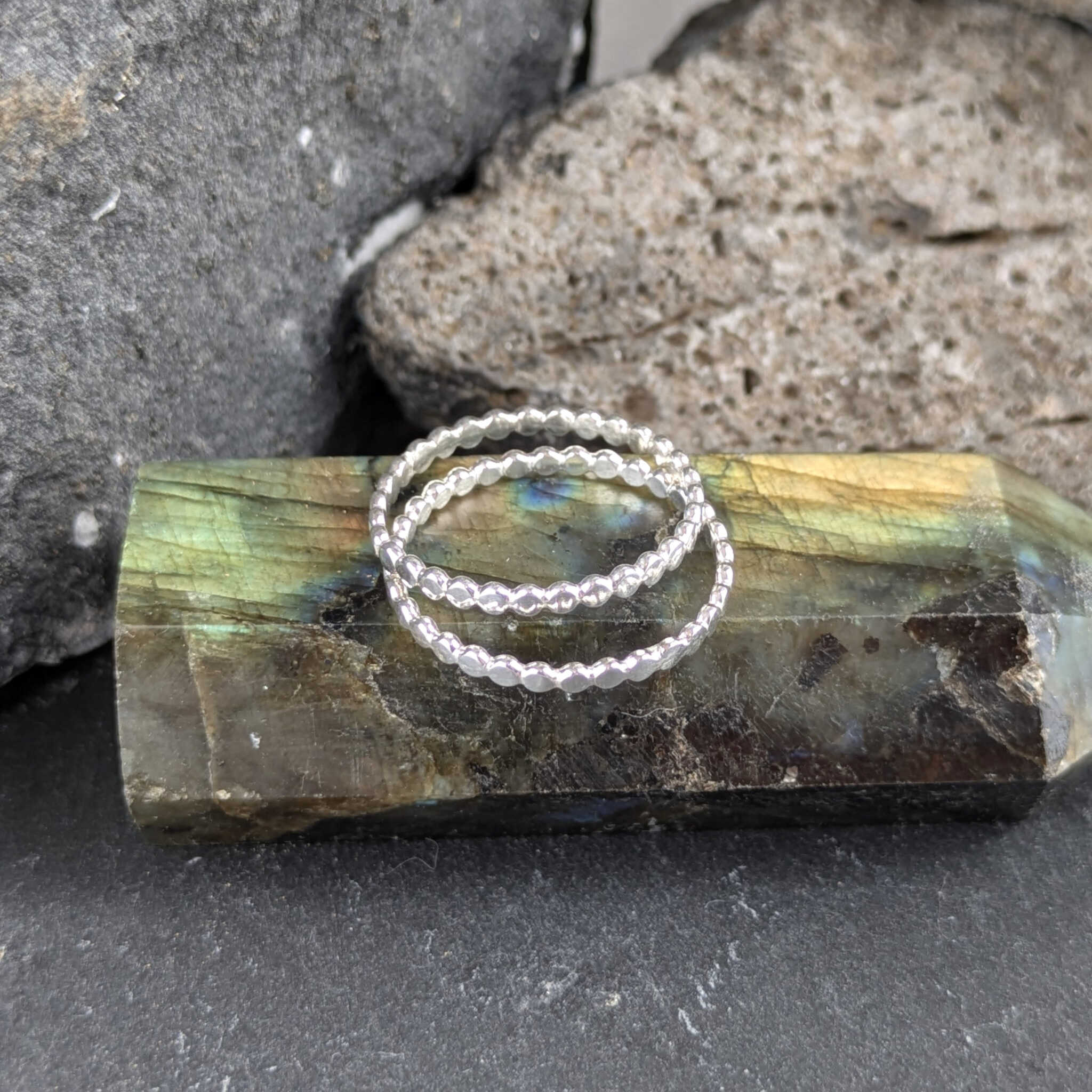 טבעת כסף סטרלינג 925 בעיצוב אורגני עם חרוזים קטנים דמויי חלוקי נחל