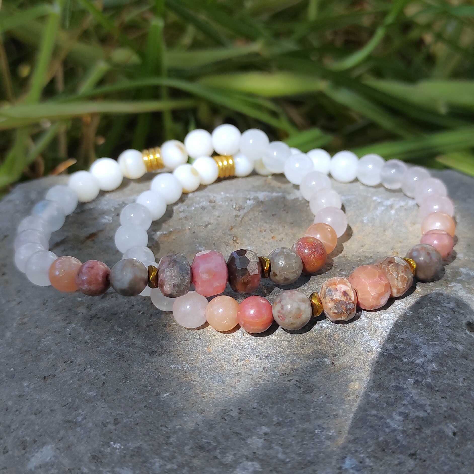 צמיד אבני חן ורודות רוז קוורץ ורודונייט לרוגע וחמלה עצמית