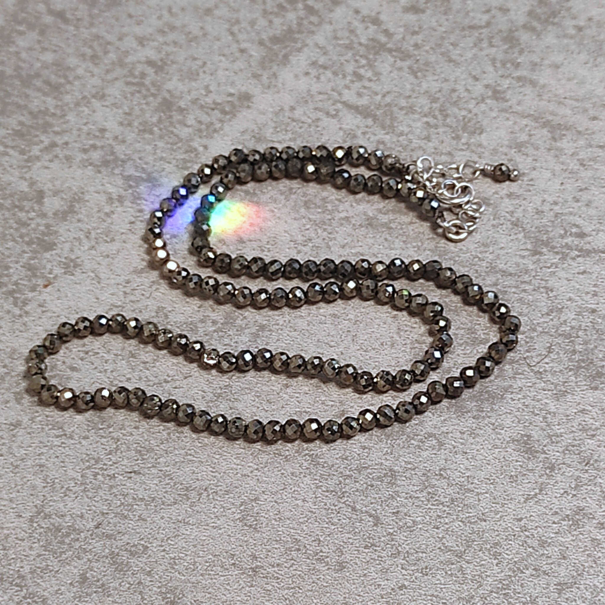 שרשרת צ'וקר עדינה ומינימליסטית מאבנים אנרגטיים, פיריט לשפע וצמיחה