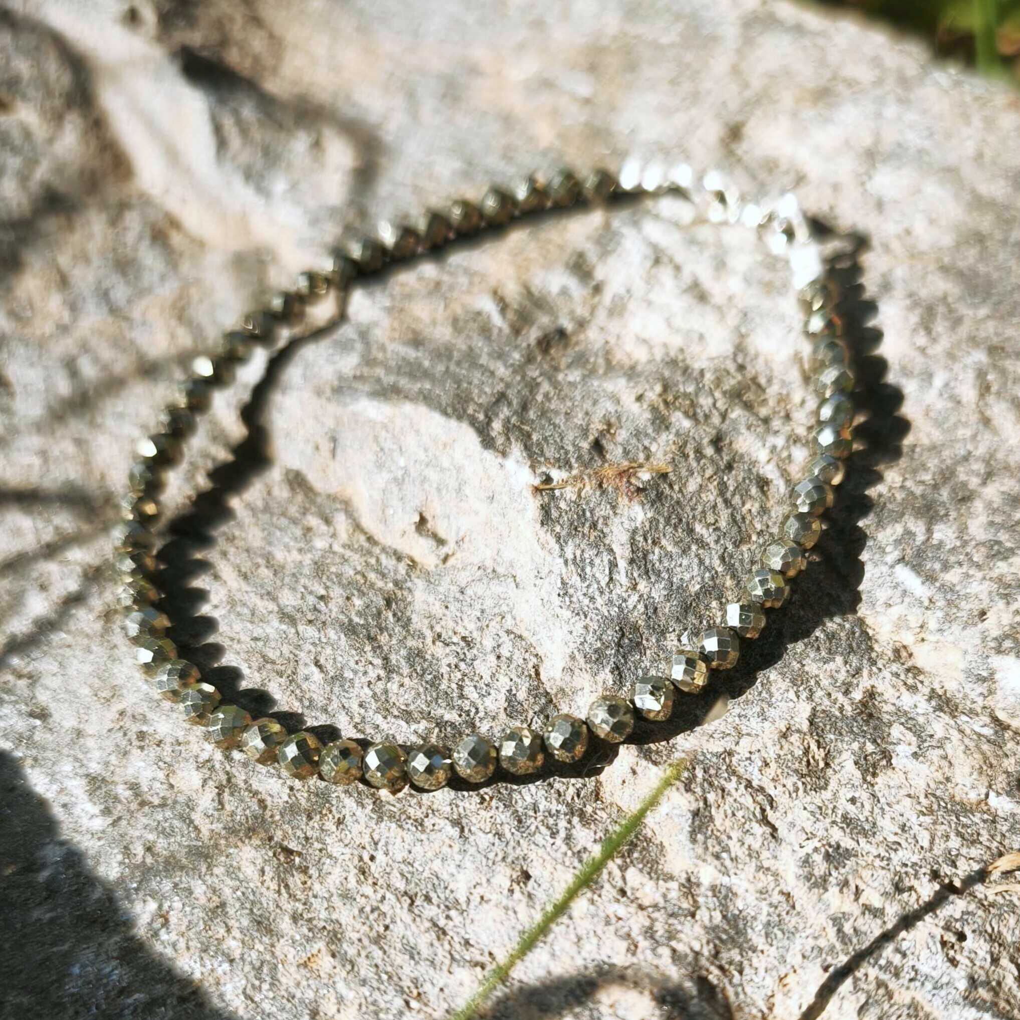 צמיד אבני פיריט טבעיות גולמיות - תכשיט קריסטל לשפע ועושר - אבן חן למימוש מטרות והגשמת חלומות - Soul Elements