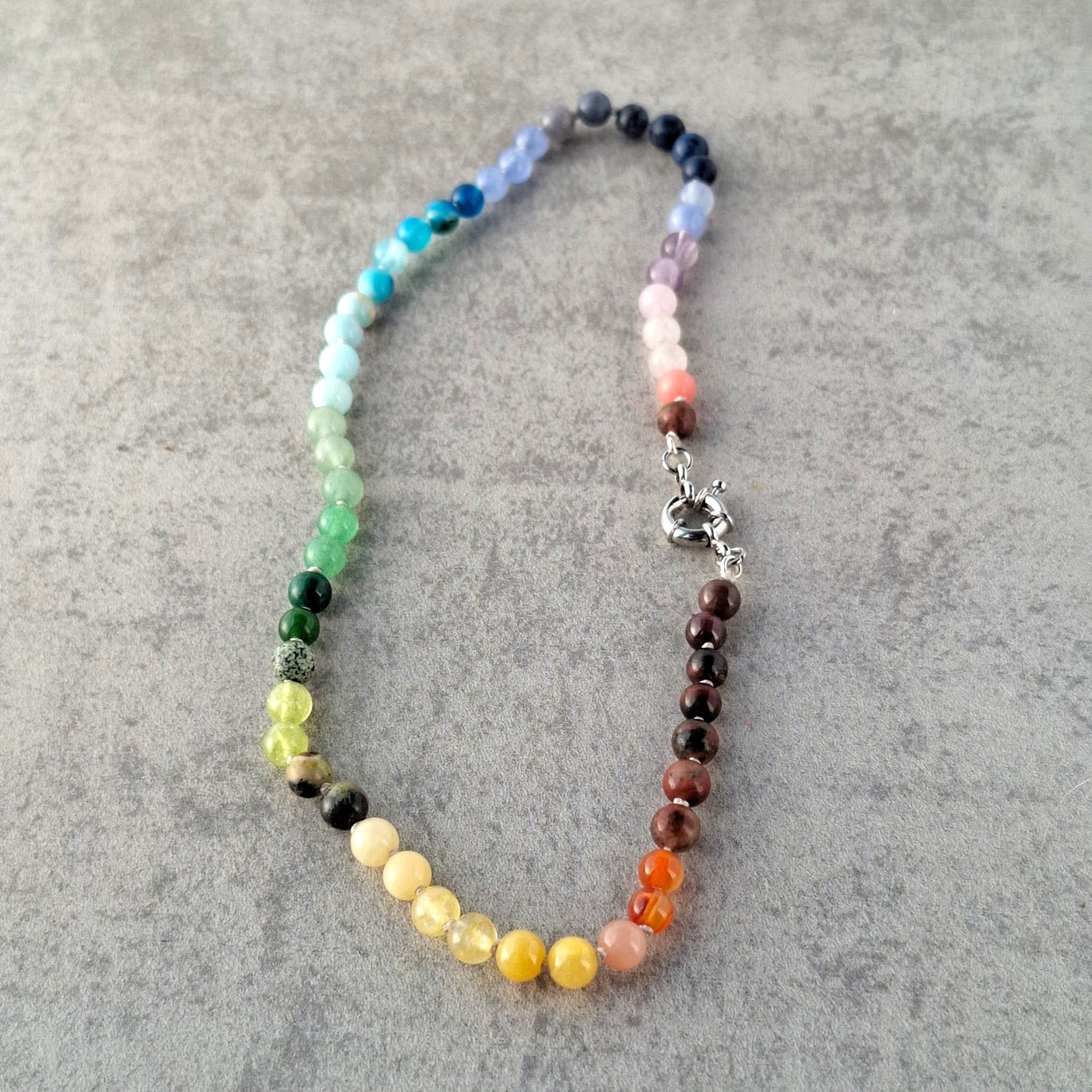 שרשרת צבעוני לאיזון ואושר, צ'וקר עם אבני חן בצבעי הקשת