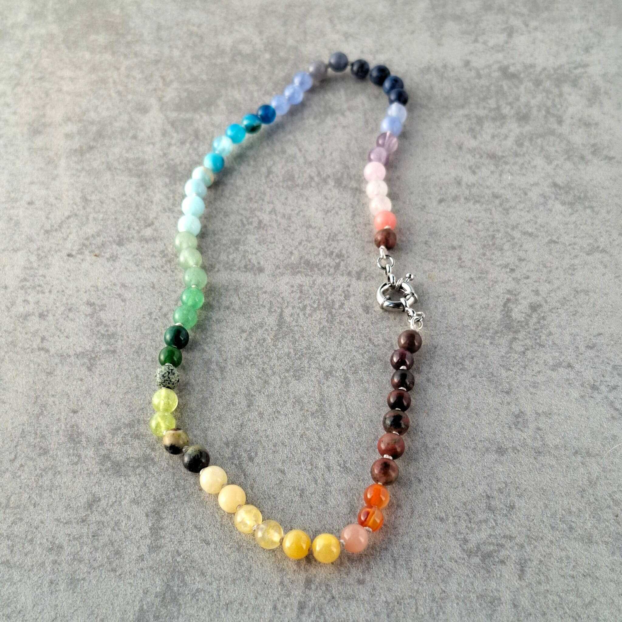 שרשרת צבעוני לאיזון ואושר, צ'וקר עם אבני חן בצבעי הקשת
