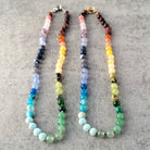 צ'וקר אבני חן צבעוניות המסודרות בצבעי הקשת