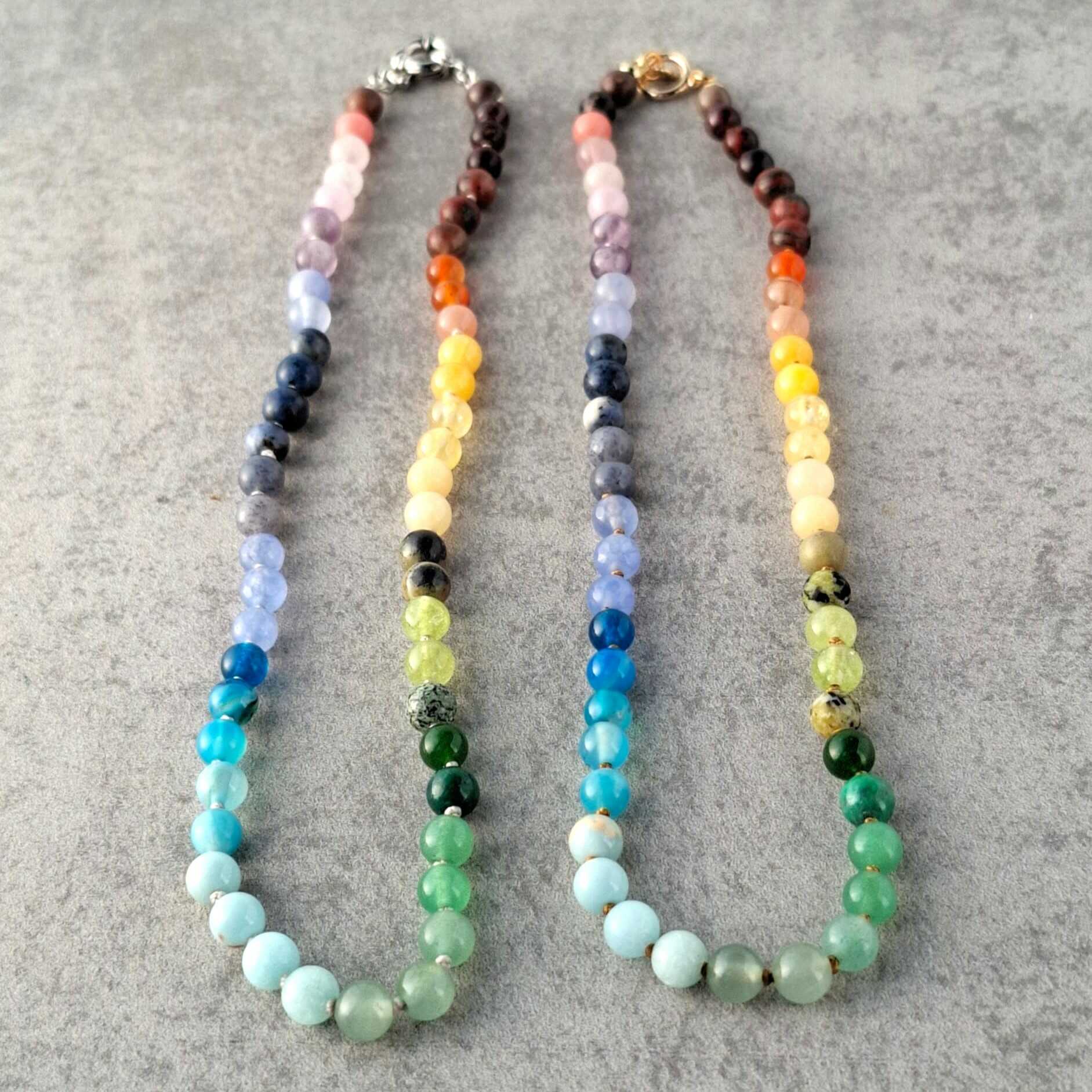 צ'וקר אבני חן צבעוניות המסודרות בצבעי הקשת