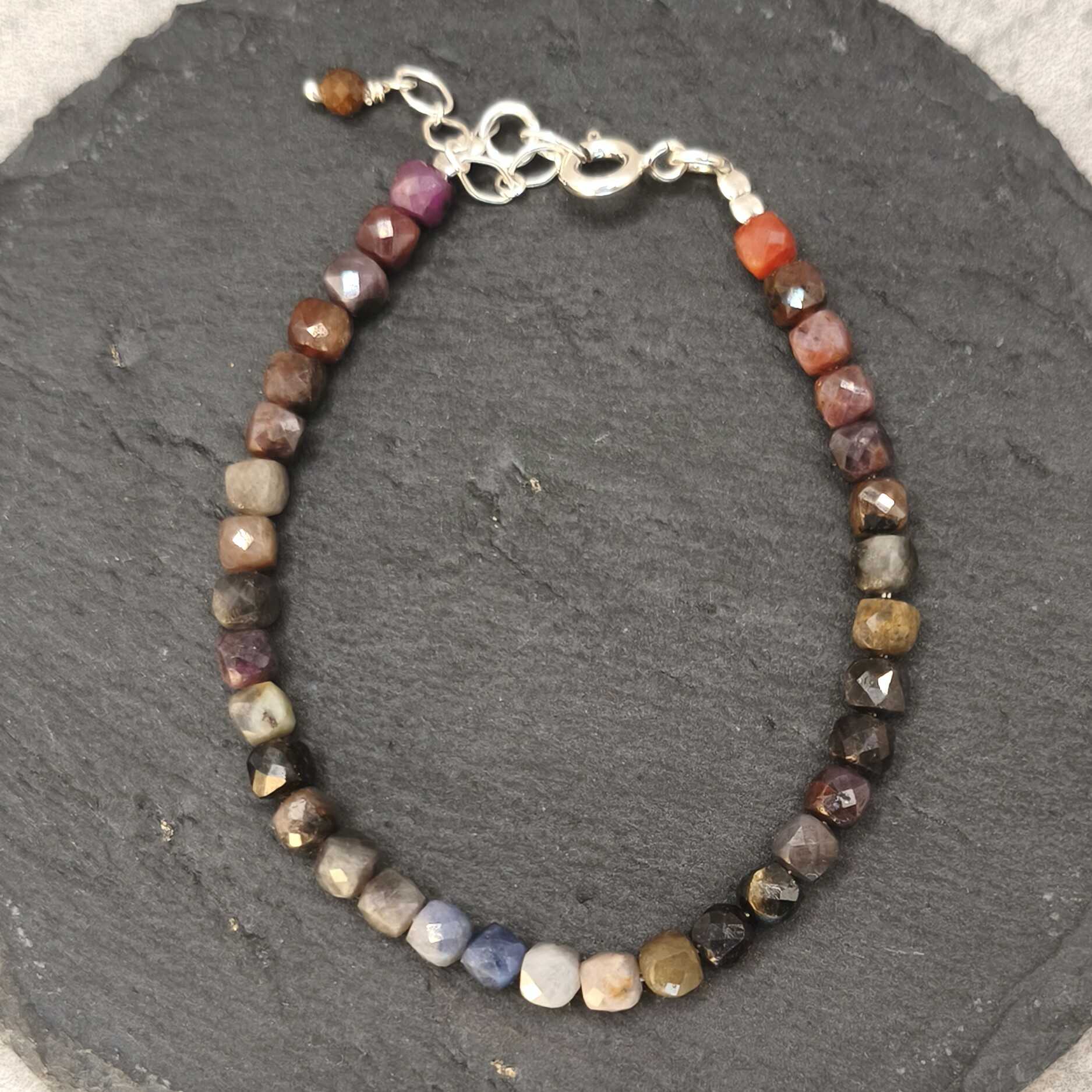 סוגר כסף סטרלינג 925 איכותי בצמיד רובי טבעי לחיזוק חיוניות ועוצמה פנימית תכשיט אנרגטי ייחודי בעבודת יד