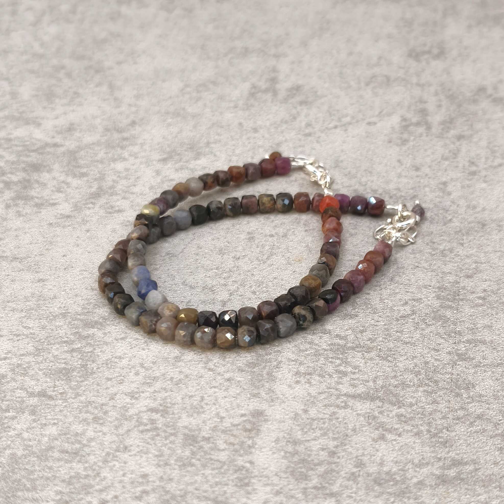 צמיד רובי טבעי בגוונים אדומים עמוקים עם סוגר כסף סטרלינג 925 לחיזוק חיוניות אומץ לב ותשוקה לחיים תכשיט אנרגטי בעבודת יד