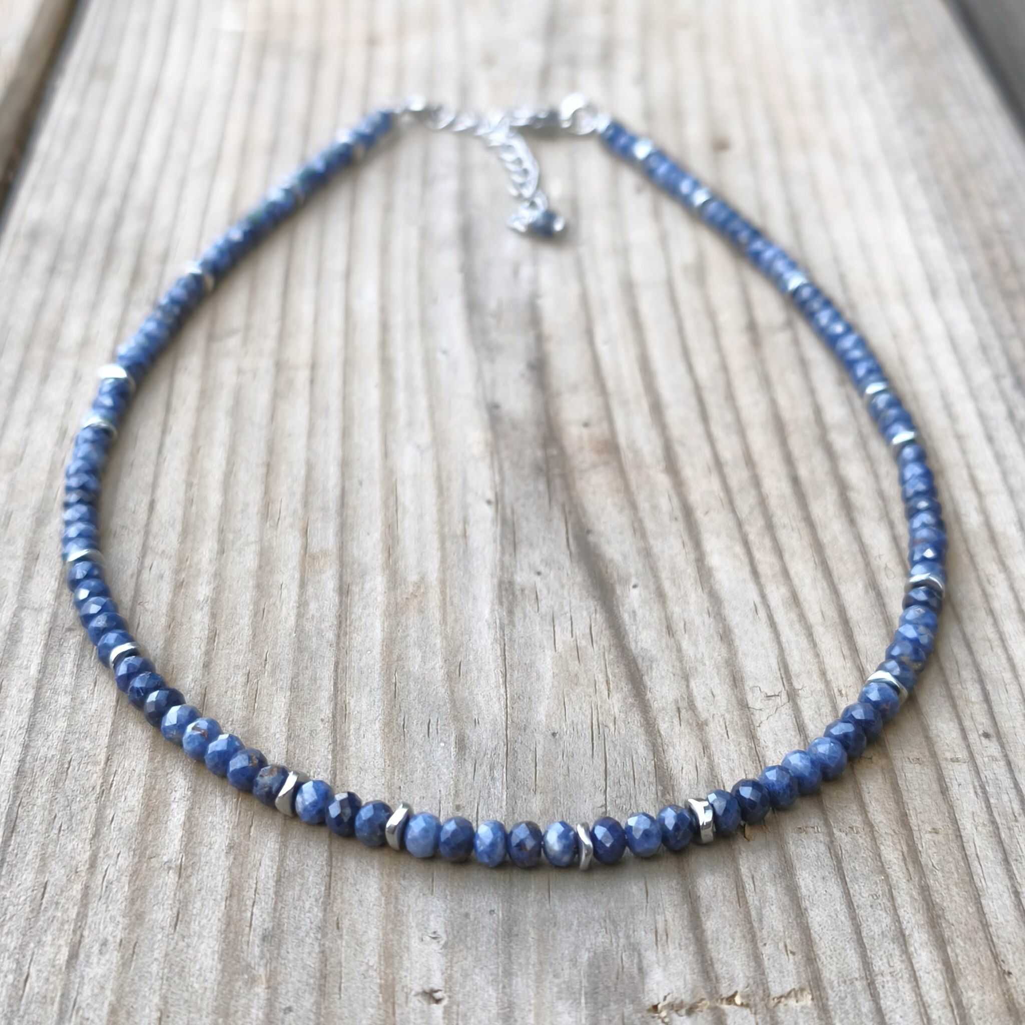 ספיר טבעי עם דיסקיות המטייט מושחר בסידור פיבונצ'י לחיזוק בהירות מחשבתית אמת פנימית ויציבות תכשיט אנרגטי ייחודי בעבודת יד