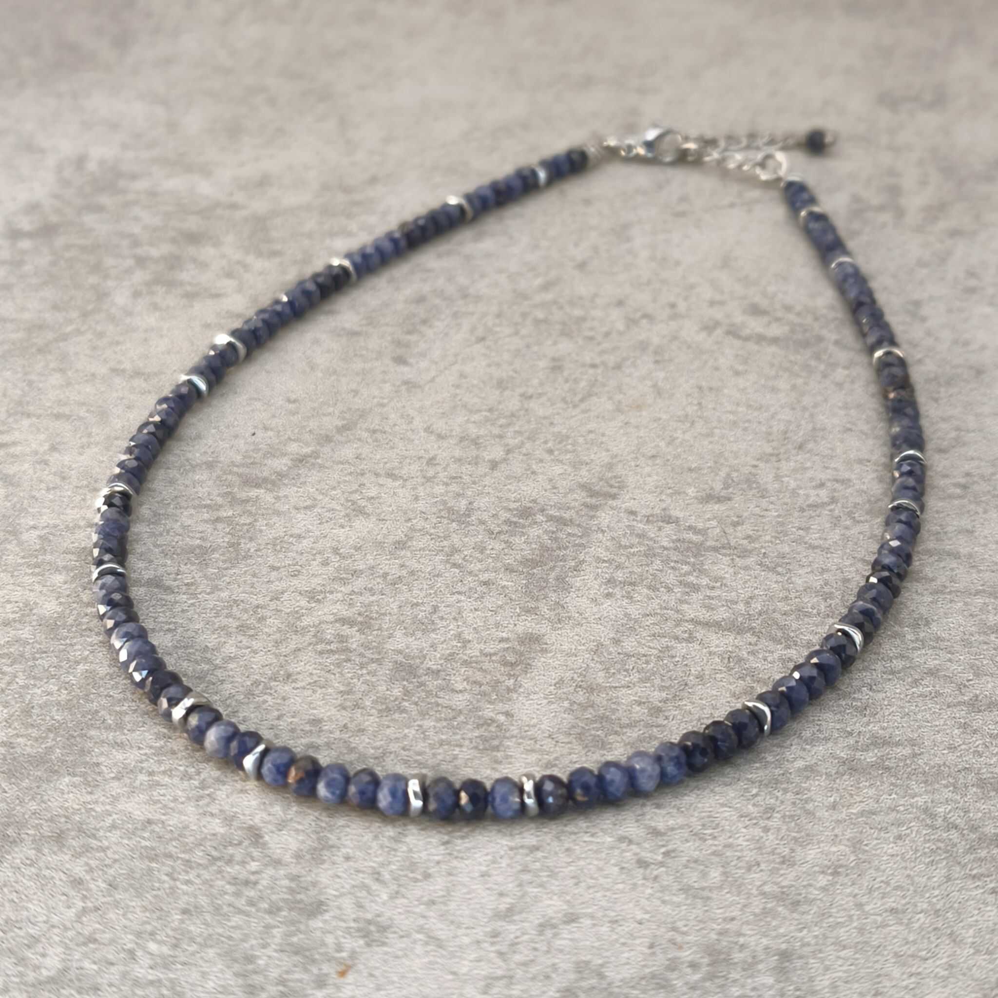 שרשרת ספיר כחול עמוק עם דיסקיות המטייט מושחר בסידור פיבונצ'י וסוגר פלדה איכותי לחיזוק שקט פנימי בהירות ויציבות תכשיט אנרגטי בעבודת יד