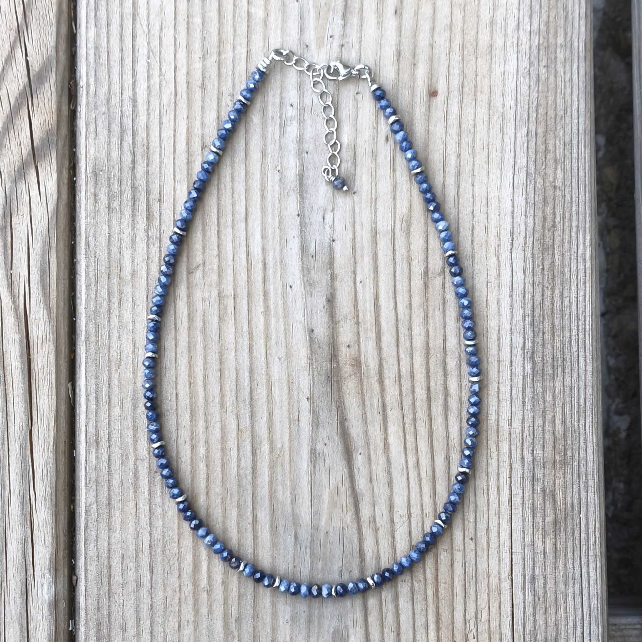 שרשרת ספיר והמטייט לחיזוק יציבות ואמת פנימית תכשיט עדין בעבודת יד