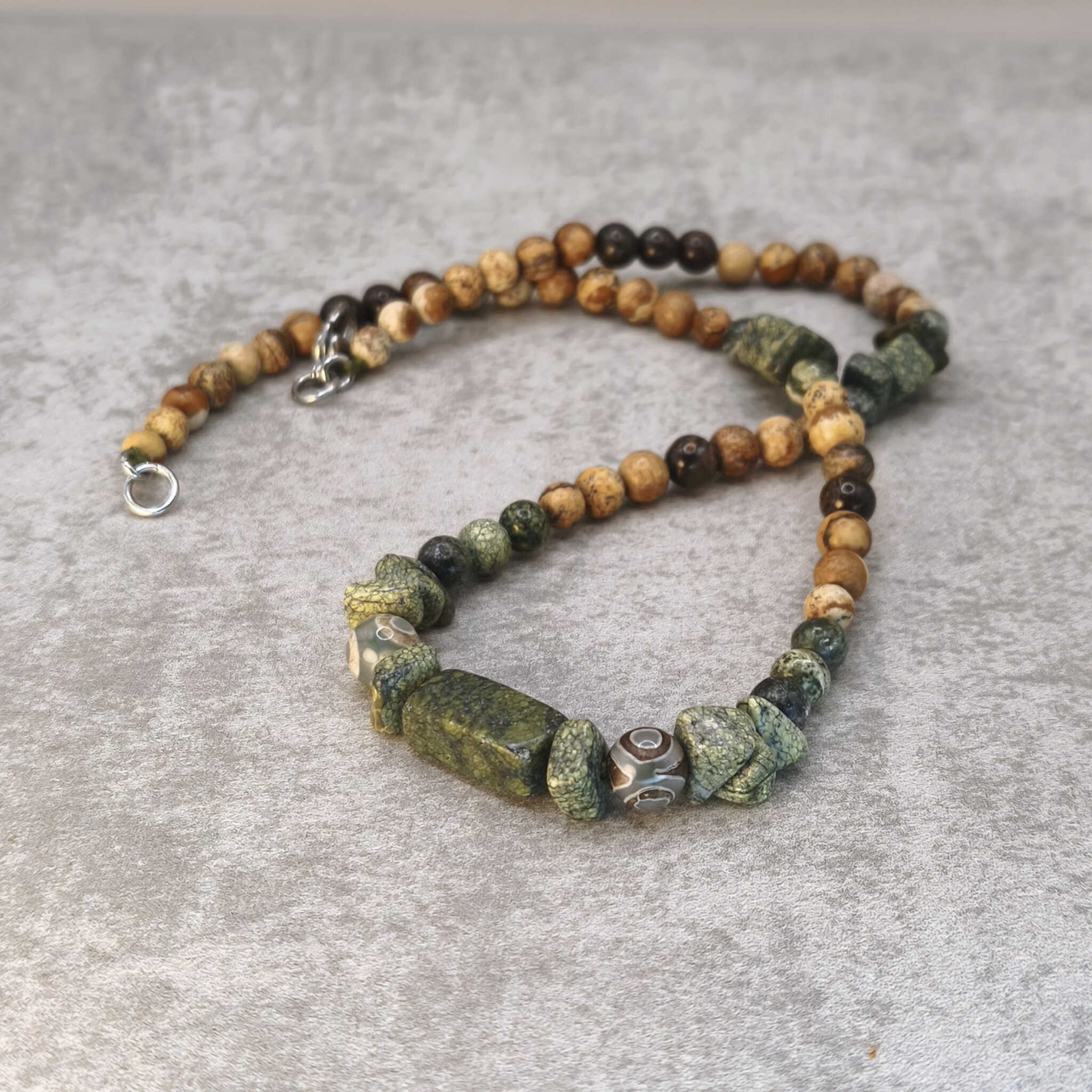 שרשרת קצרה מאבני סרפנטין ירוקות ברונזייט ג'ספר נוף ואגת DZI שלוש עיניים לחיזוק אינטואיציה הגנה רוחנית ואיזון אנרגטי תכשיט בעבודת יד