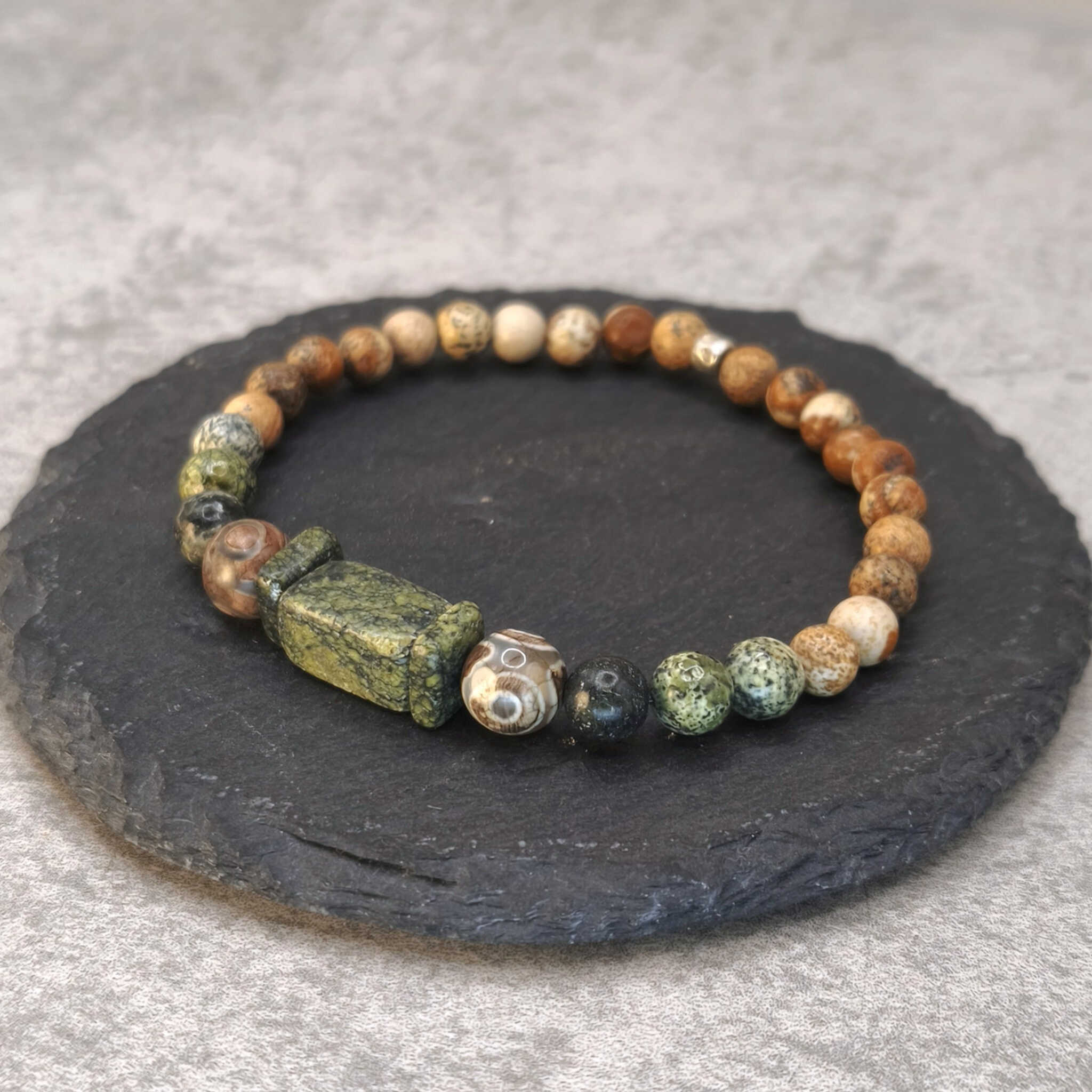 צמיד אבנים אנרגטיים עם ג'ספר נוף סרפנטין קמבבה ג'ספר ואגט טיבטי 3 עיניים בגוונים ירוק וחום