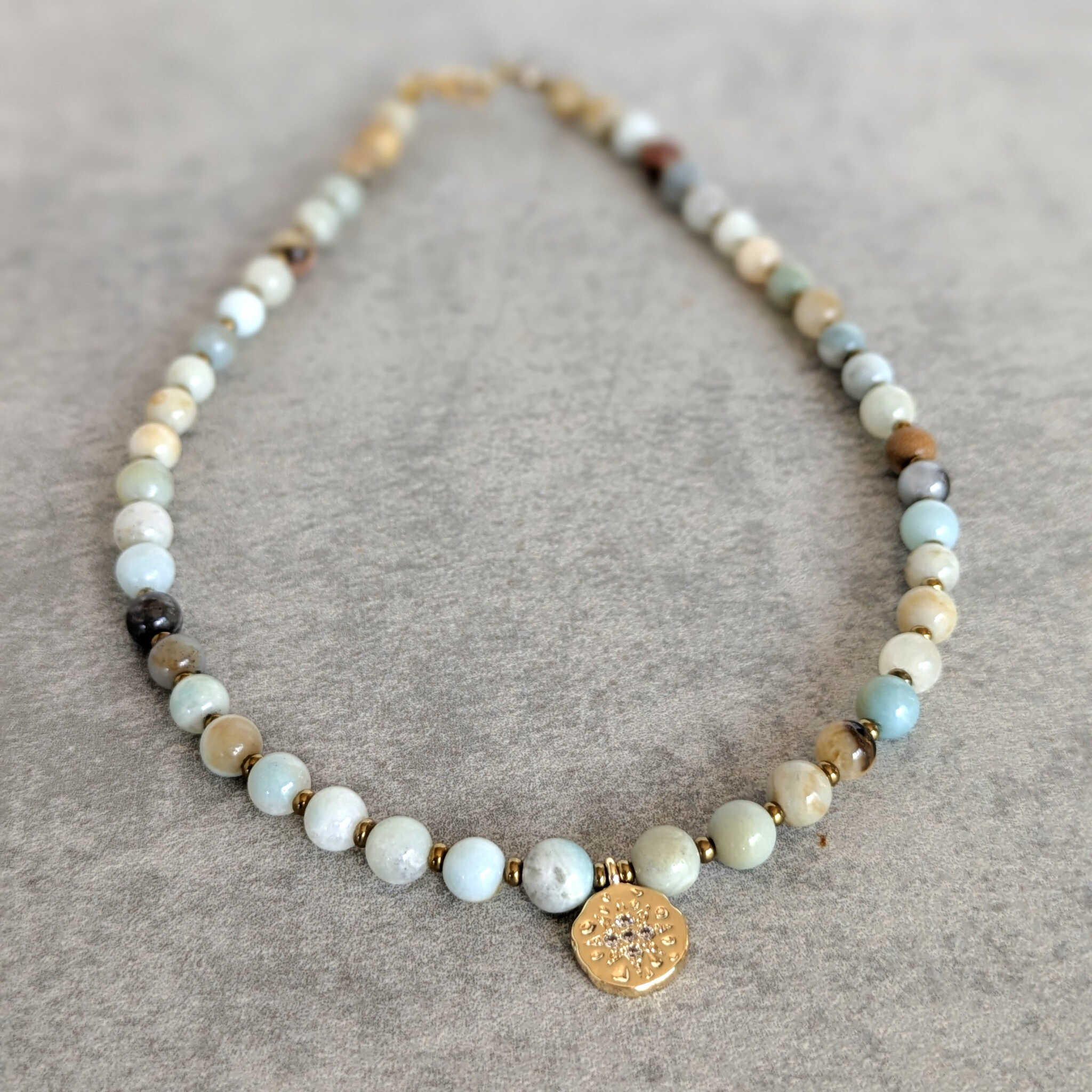 שרשרת קצרה אמזונייט תכלת עם תליון כוכב למיקוד במטרות בהירות ונחישות בעבודת יד