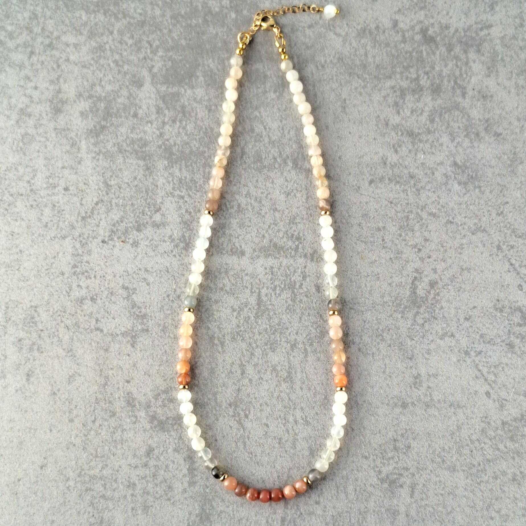 שרשרת קצרה סאנסטון כתום זהוב מנצנץ להעצמה כוח פנימי ויצירתיות בעבודת יד