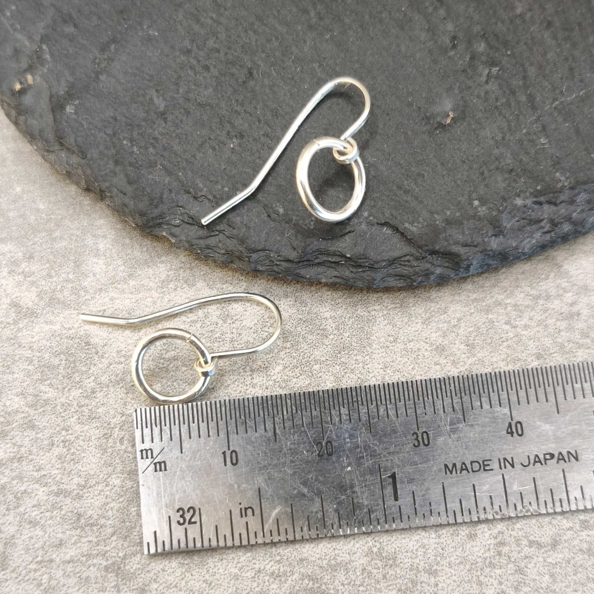 עגילי כסף 925 עגולים קארמה תכשיט מינימליסטי לנשים בעבודת יד