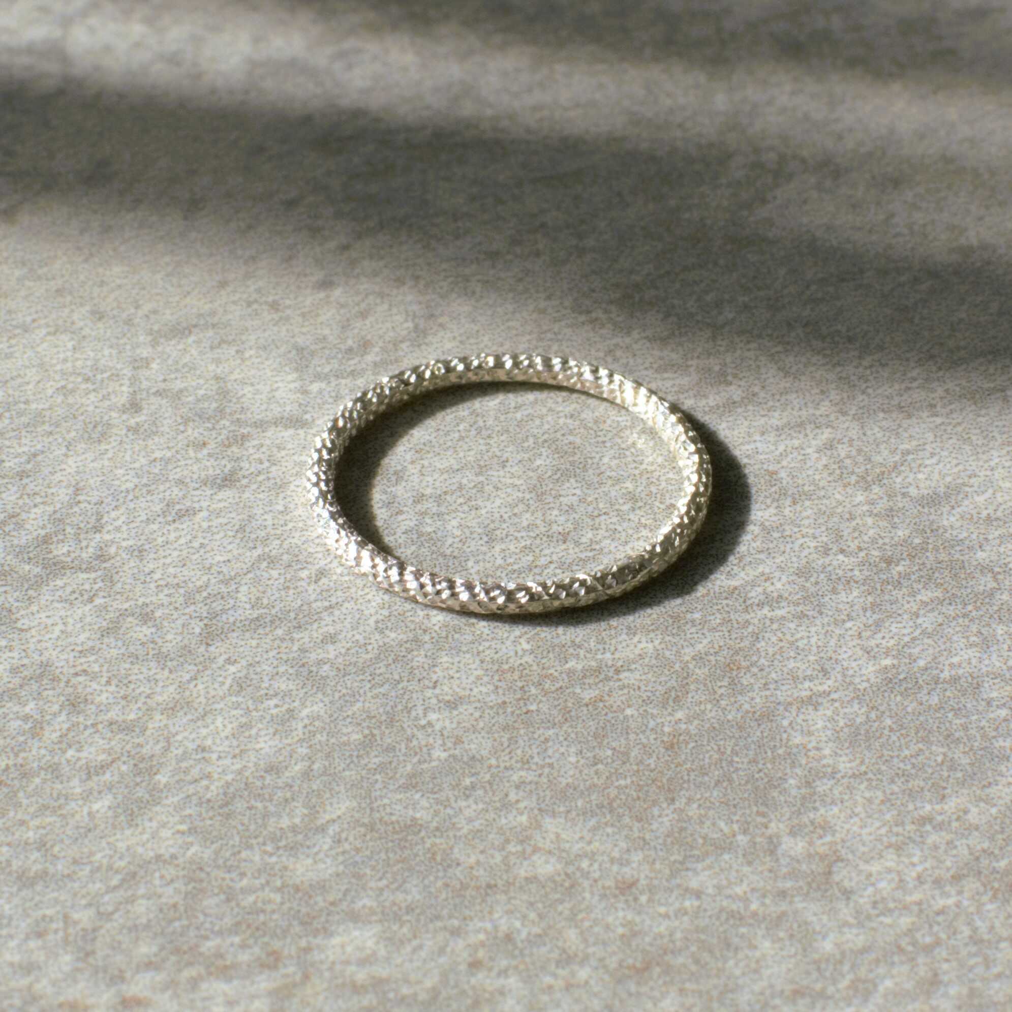 טבעות כסף 925 דקות עם טקסטורה לייזר נוצצת סט