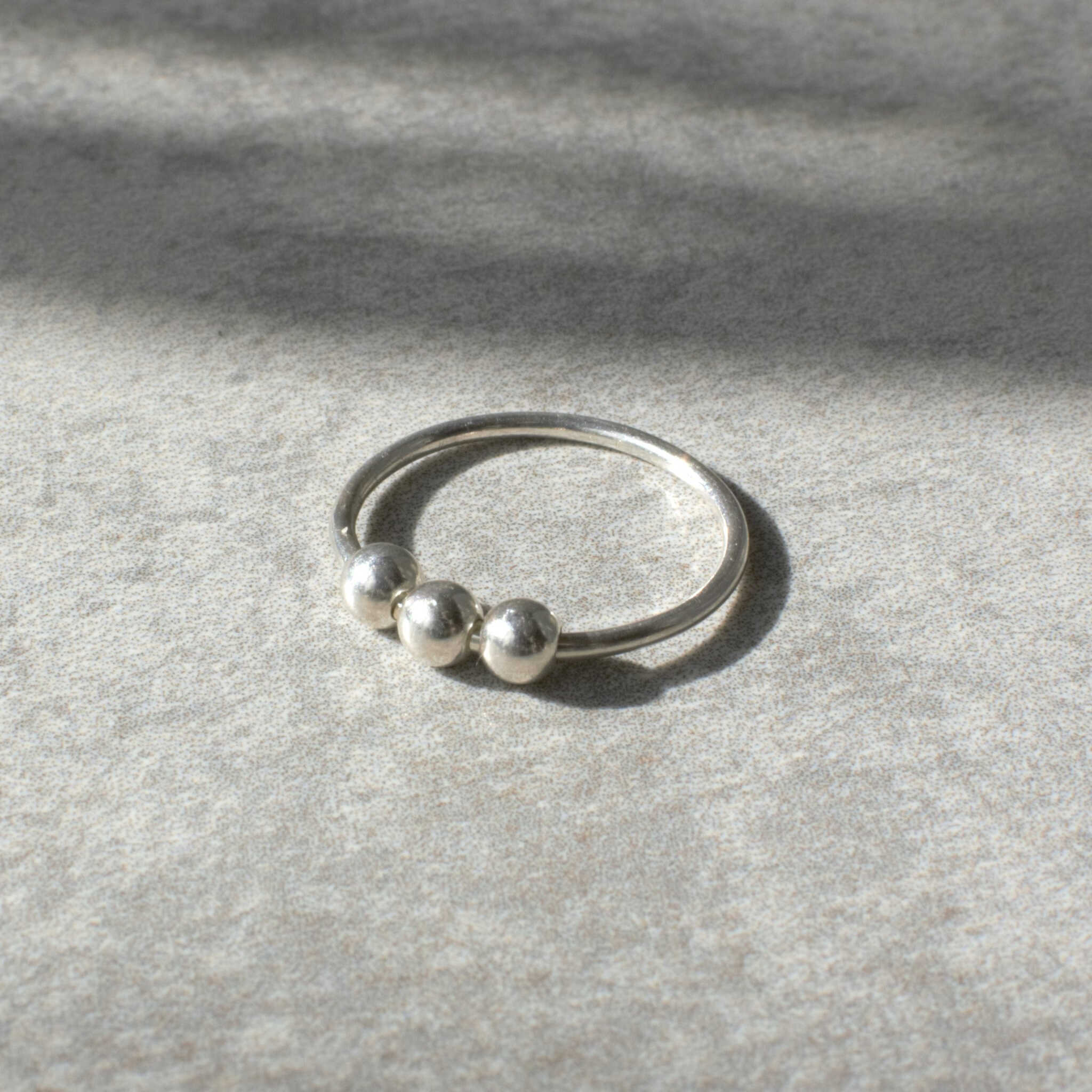 טבעת פידג'ט כסף 925 עם כדורים ניידים להפחתת חרדות ומתחים