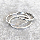 טבעת כסף 925 עדינה ורקועה בעיצוב מינימליסטי עם תבליט גיאומטרי