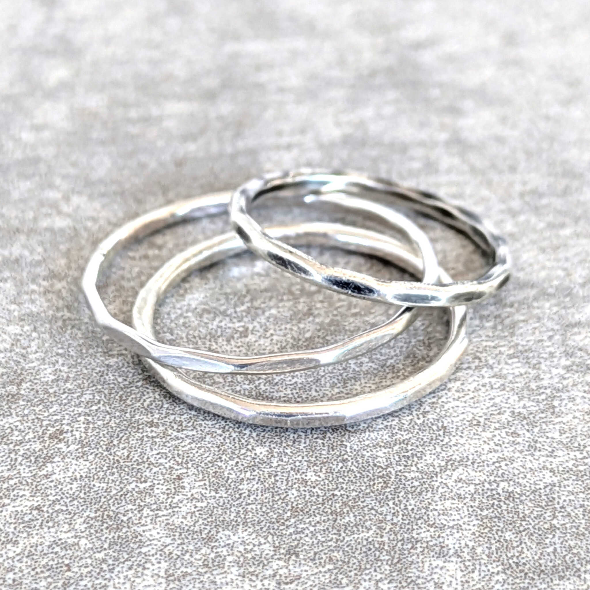 טבעת כסף 925 עדינה ורקועה בעיצוב מינימליסטי עם תבליט גיאומטרי