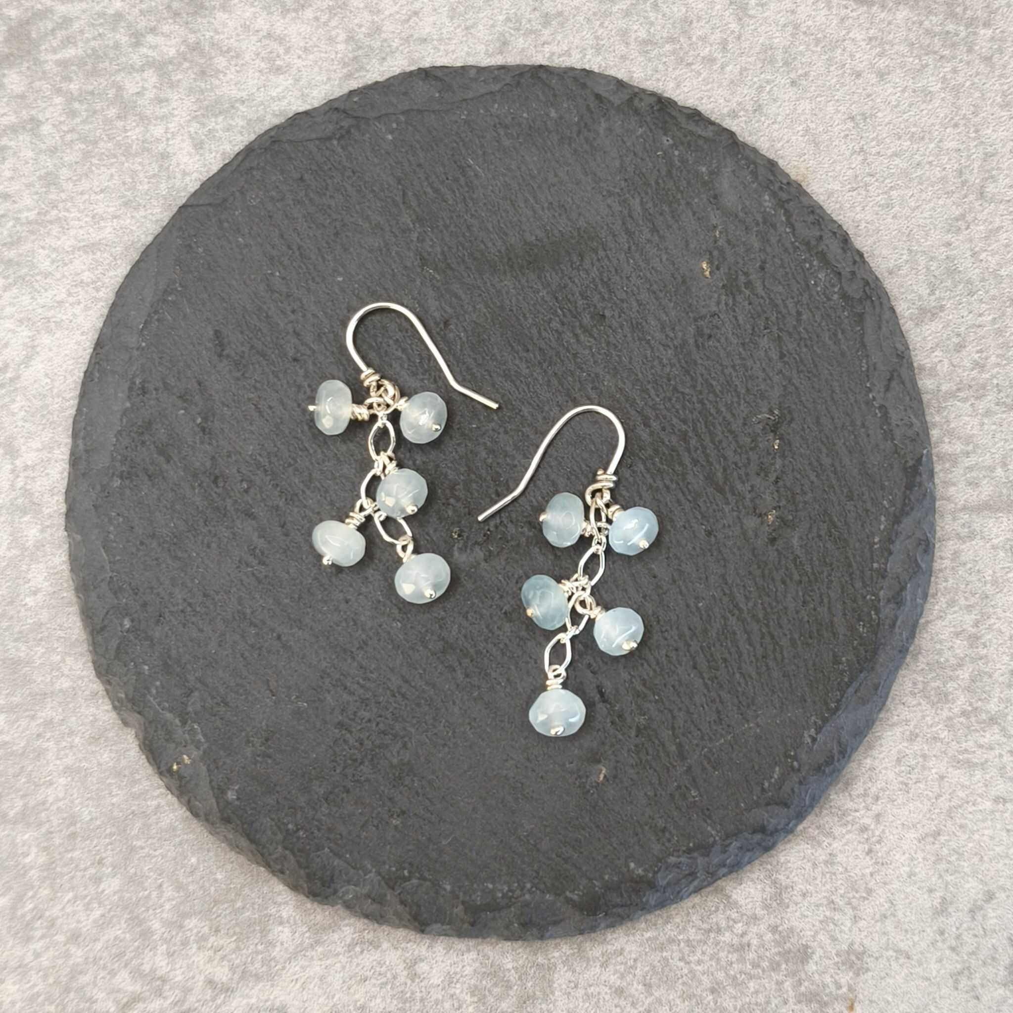 עגילי כסף 925 בעבודת יד עם אקוומרין תכלת לבהירות תקשורת אותנטית והרגעה