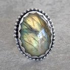 טבעת כסף עם לברדורייט נוצצת בגווני ירוק וצהוב' טבעת כסף 925 יוקרתית עבודת יד עם אבן לברדורייט משמעות רוחנית שינוי