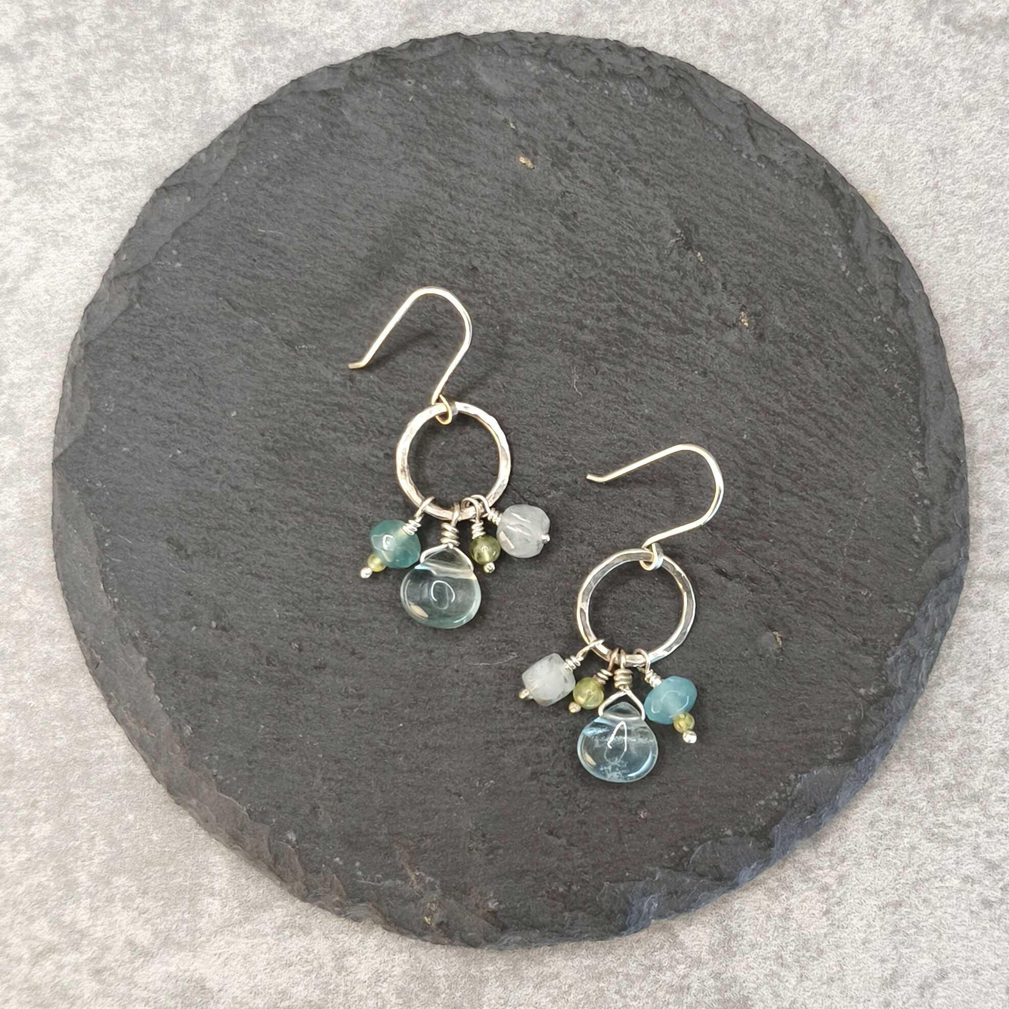 עגילי כסף 925 אלגנטיים נתלים עם אבני פלואוריט פרידוט אקוומרין לבהירות ושמחה