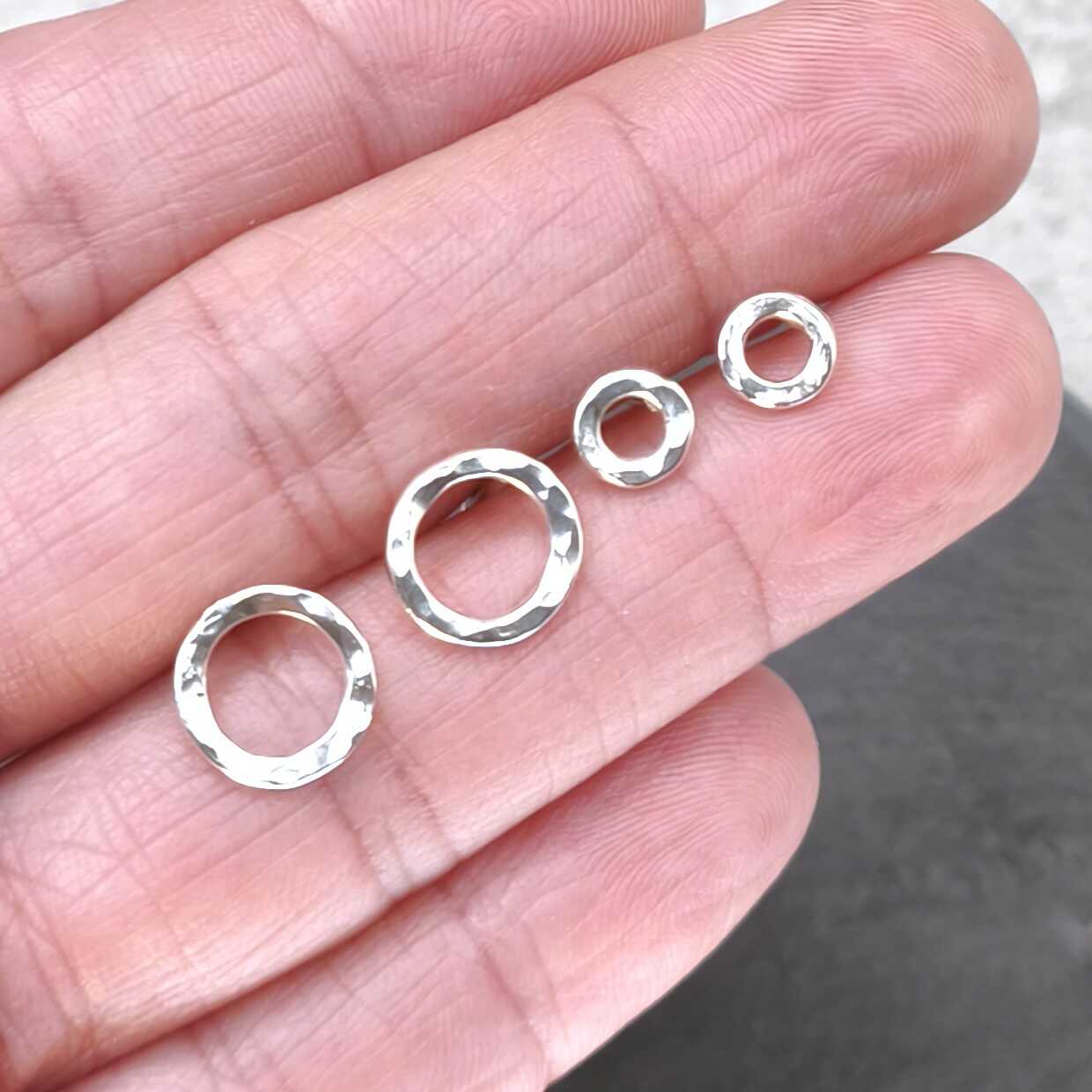 עגילי כסף 925 צמודים מינימליסטיים עם מרקם מרוקע עדין סמל למעגל הקארמה