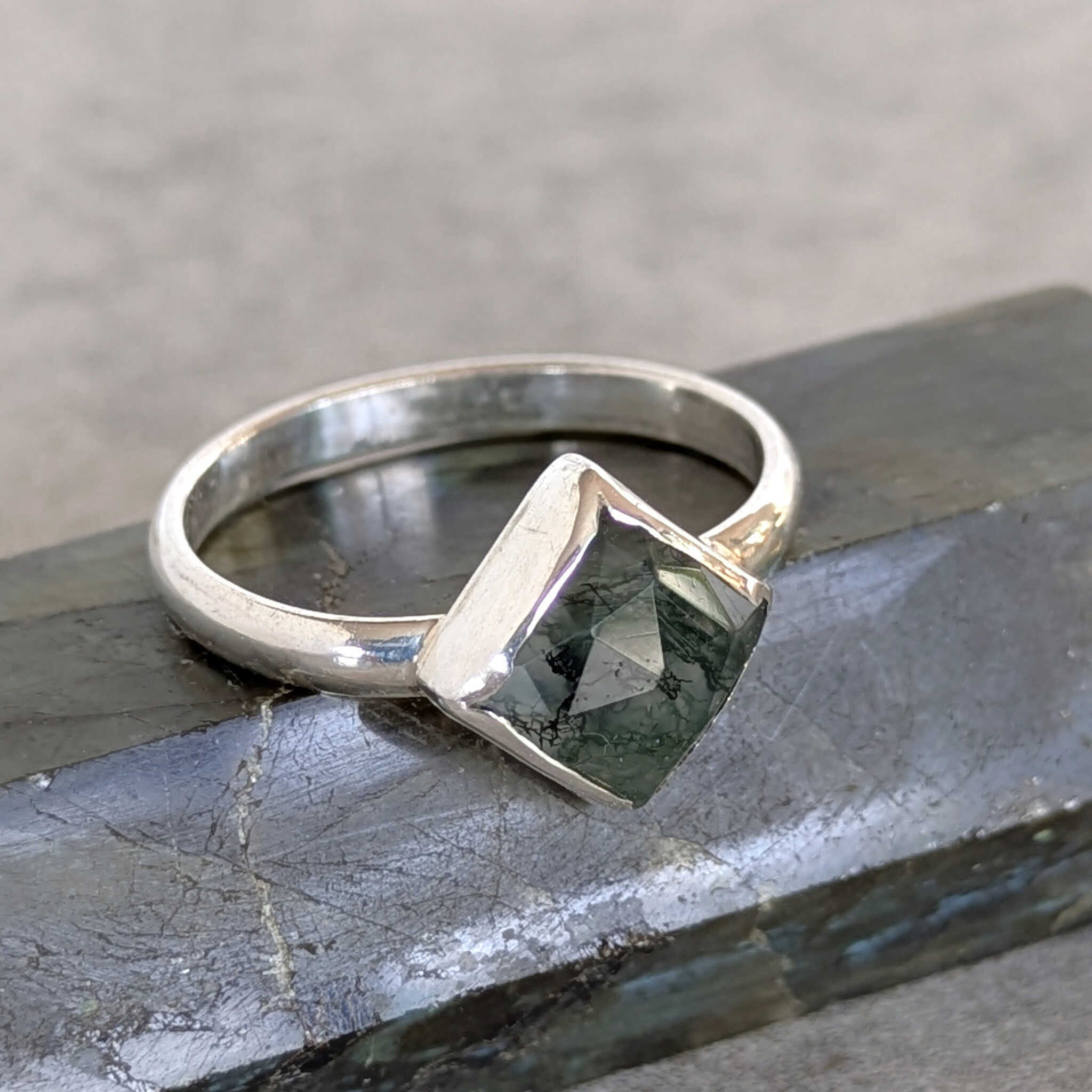 טבעת מוס אגת, מוס אגת, מודעות עצמית, הערכה עצמית, צמיחה, שלווה, איזון רגשי