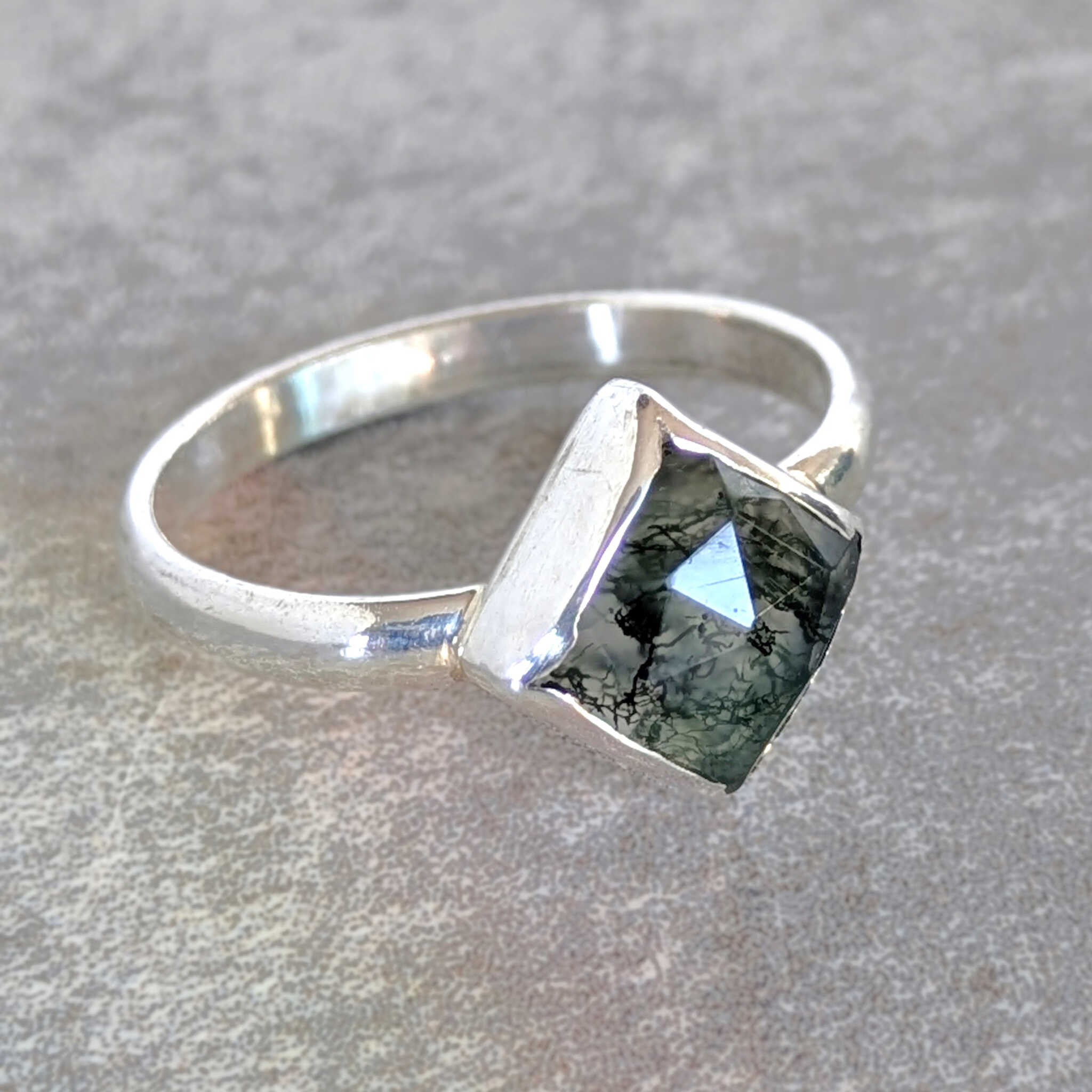 טבעת כסף 925 עבודת יד עם אבן מוס אגת ירוקה לצמיחה אישית ושלווה, טבעת מוס אגת לצמיחה, טבעת לנשים