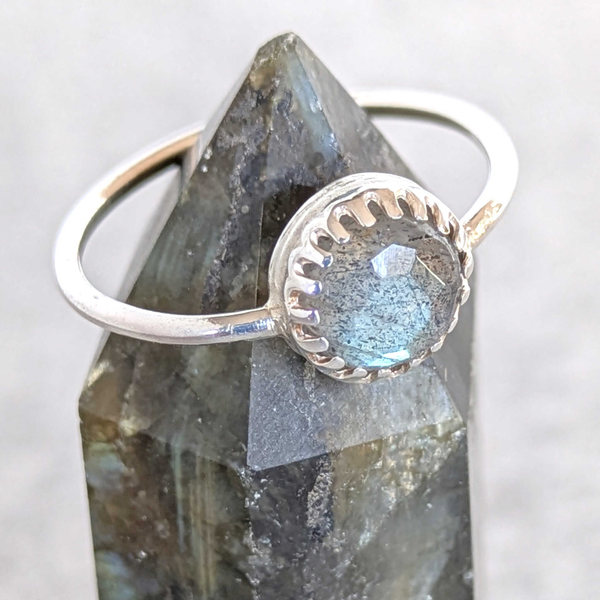 טבעת כסף 925 עם אבן לברדורייט טבעית לאינטואיציה וחוכמה פנימית