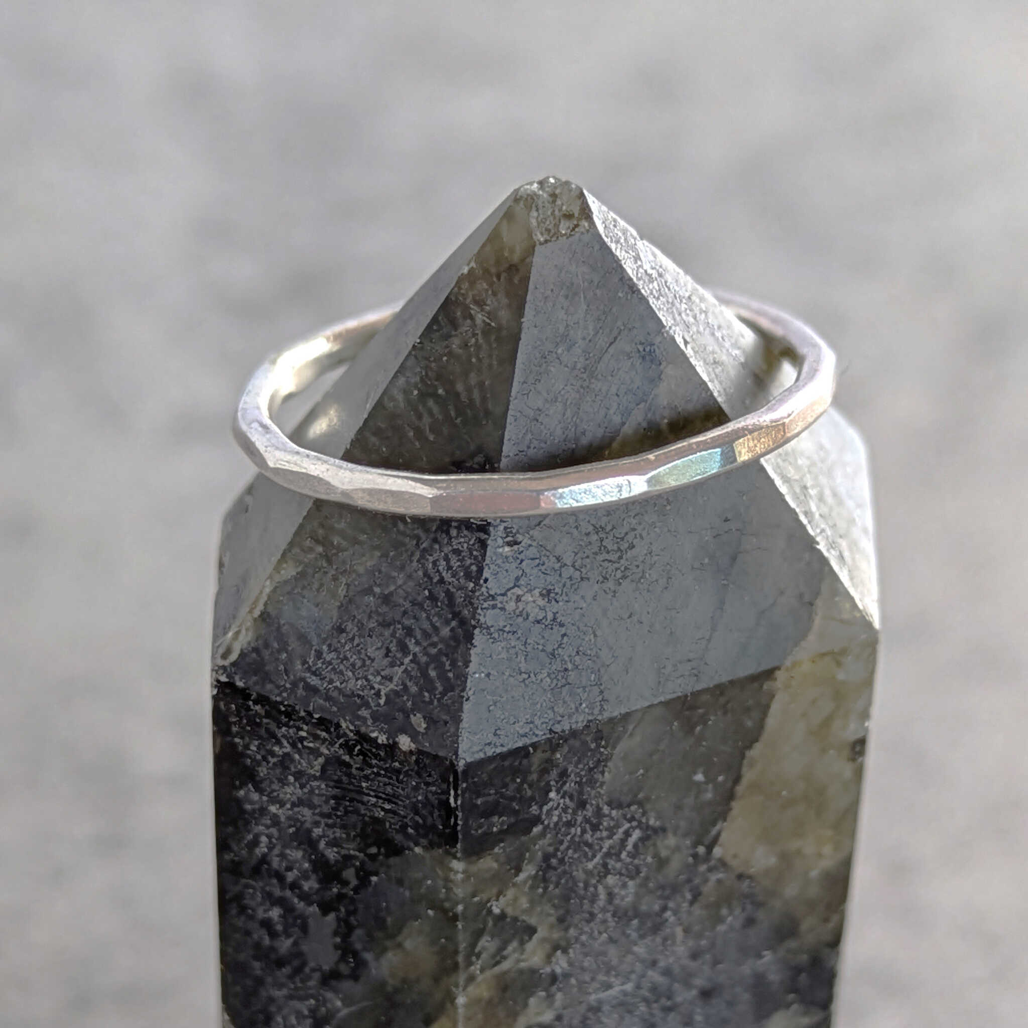 טבעת כסף 925 דקה ועדינה לאישה סטיילינג מינימליסטי