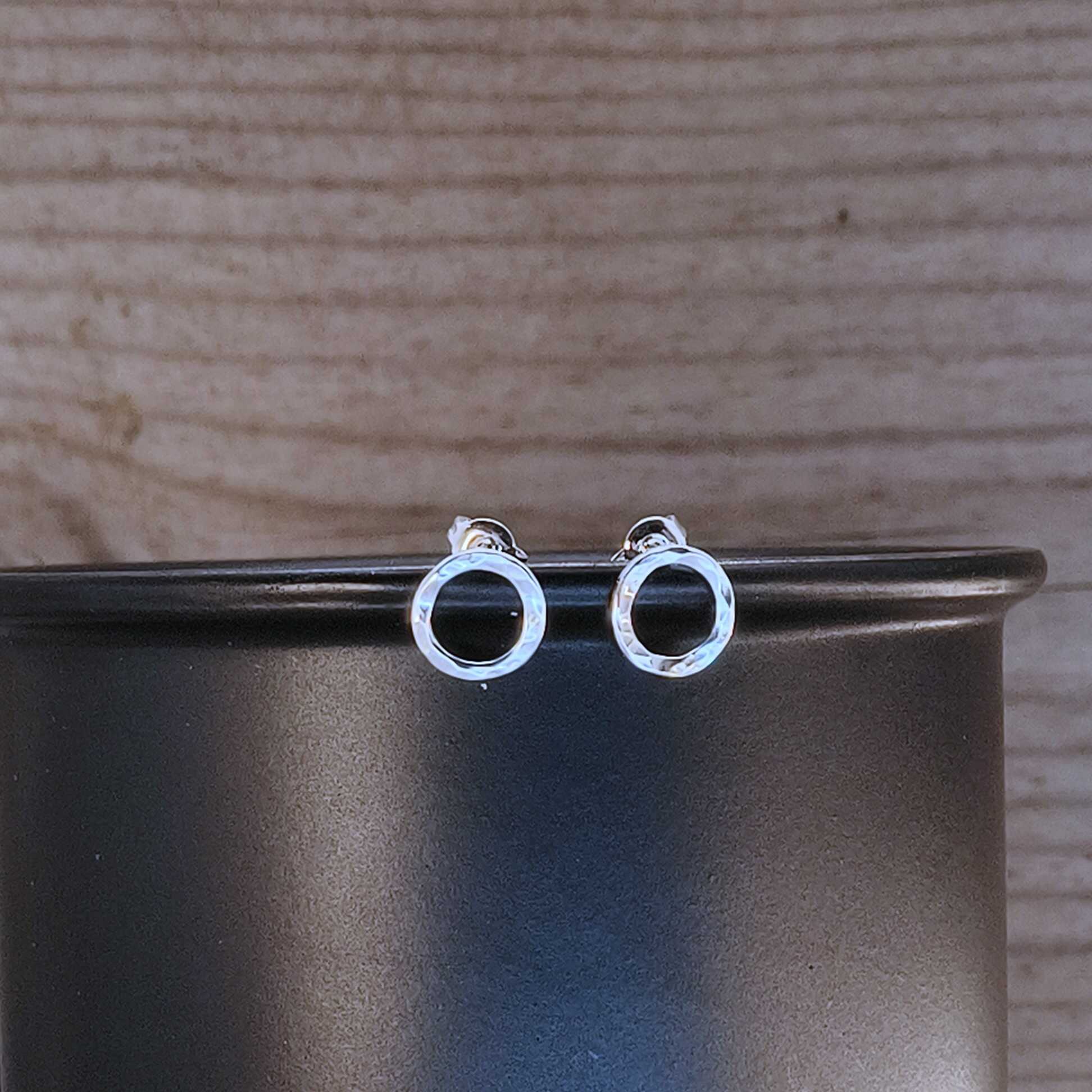 עגילי כסף מינימליסטיים בצורה עיגול