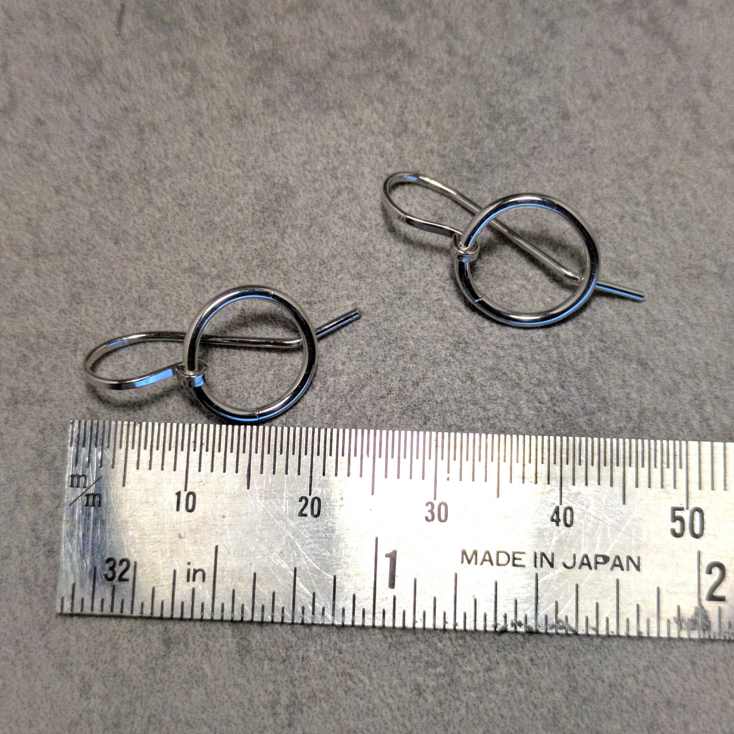 עגילים מינימליסטיים נתלים