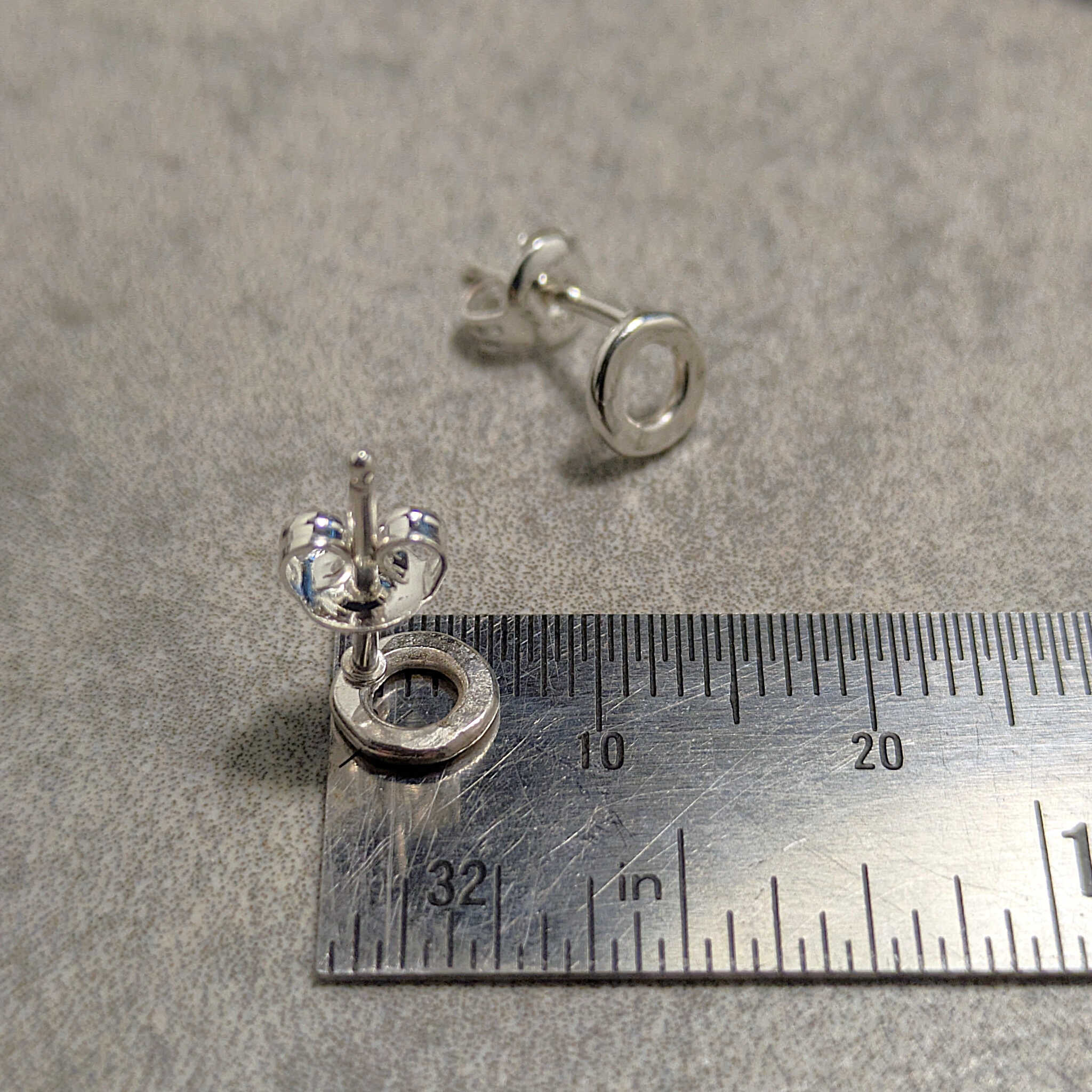 עגילי כסף קטנים