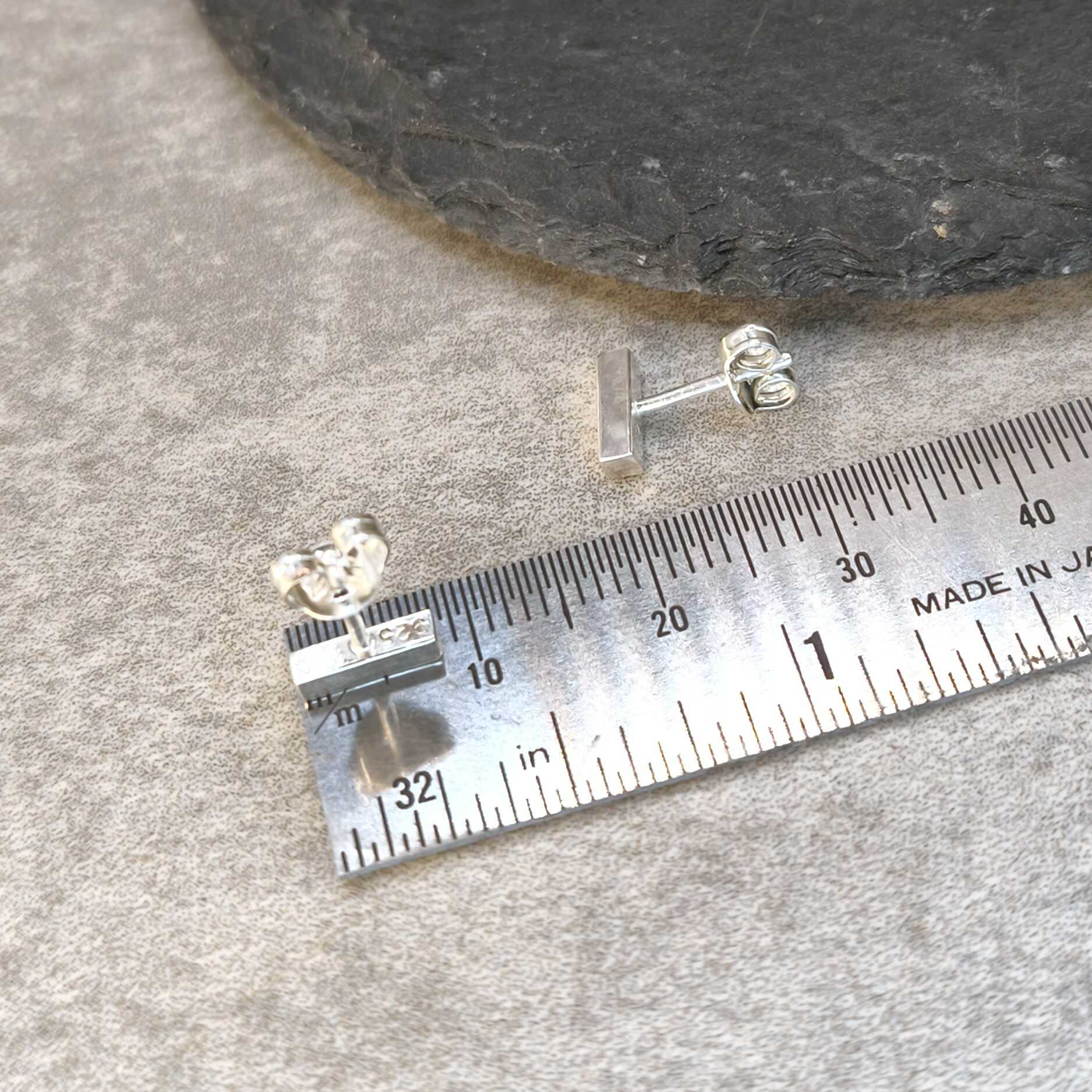 עגילי כסף צמודים קטנים קו ישר גימור מלוטש ומבריק