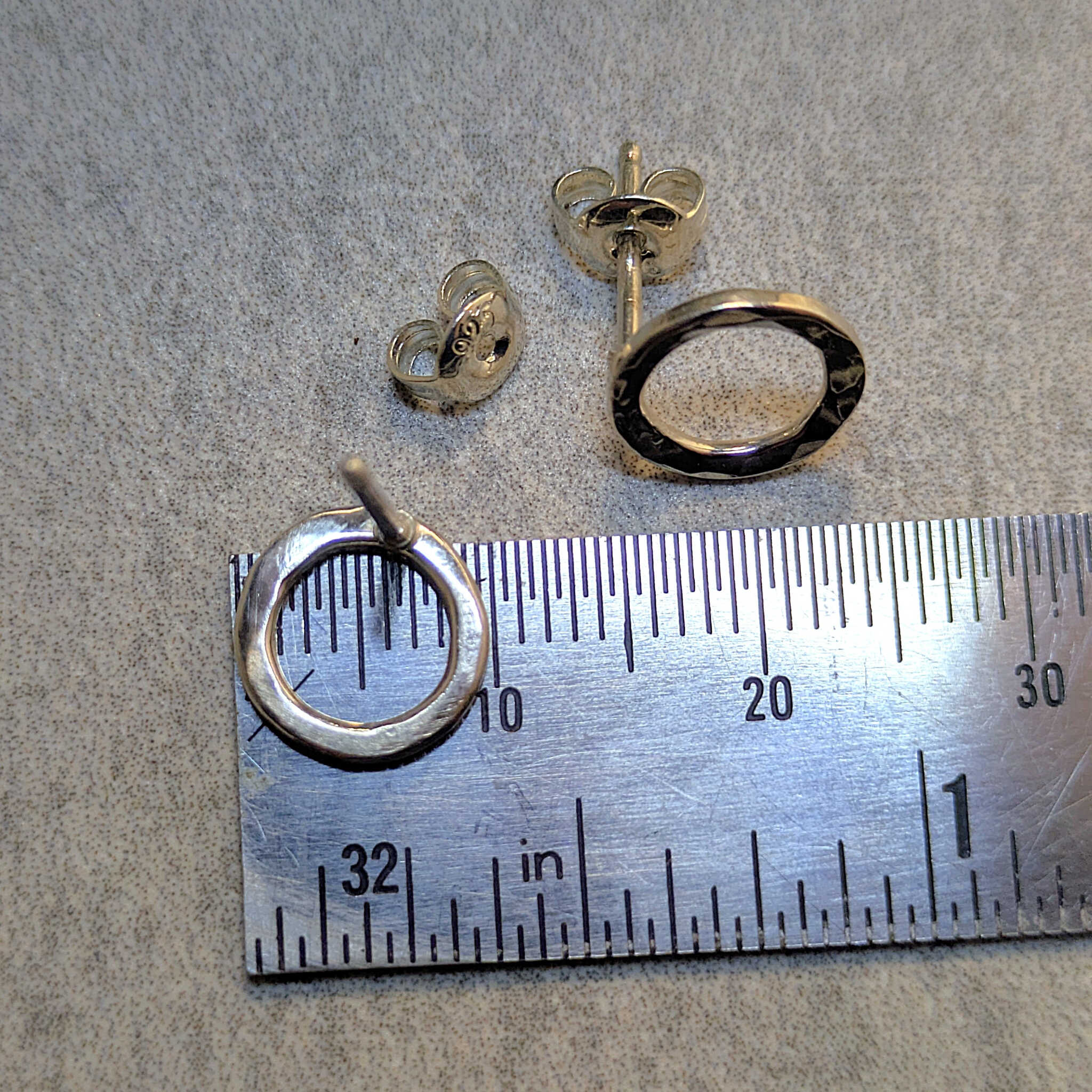 עגילי כסף צמודים קטנים 10 מ״מ לשימוש יומיומי אלגנטי