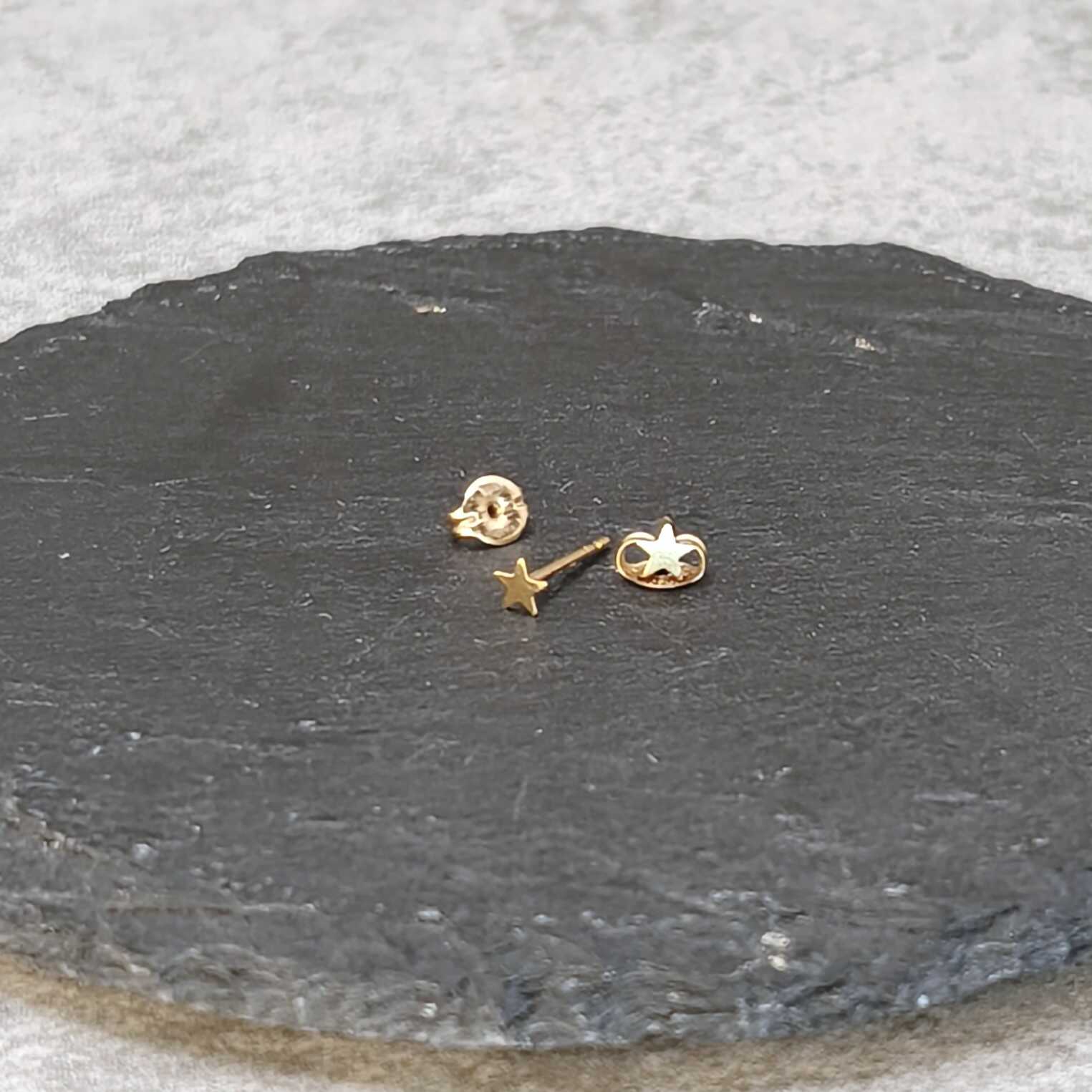 עגילי כוכב גולדפילד צמודים - תכשיטי זהב אלגנטיים לנשים