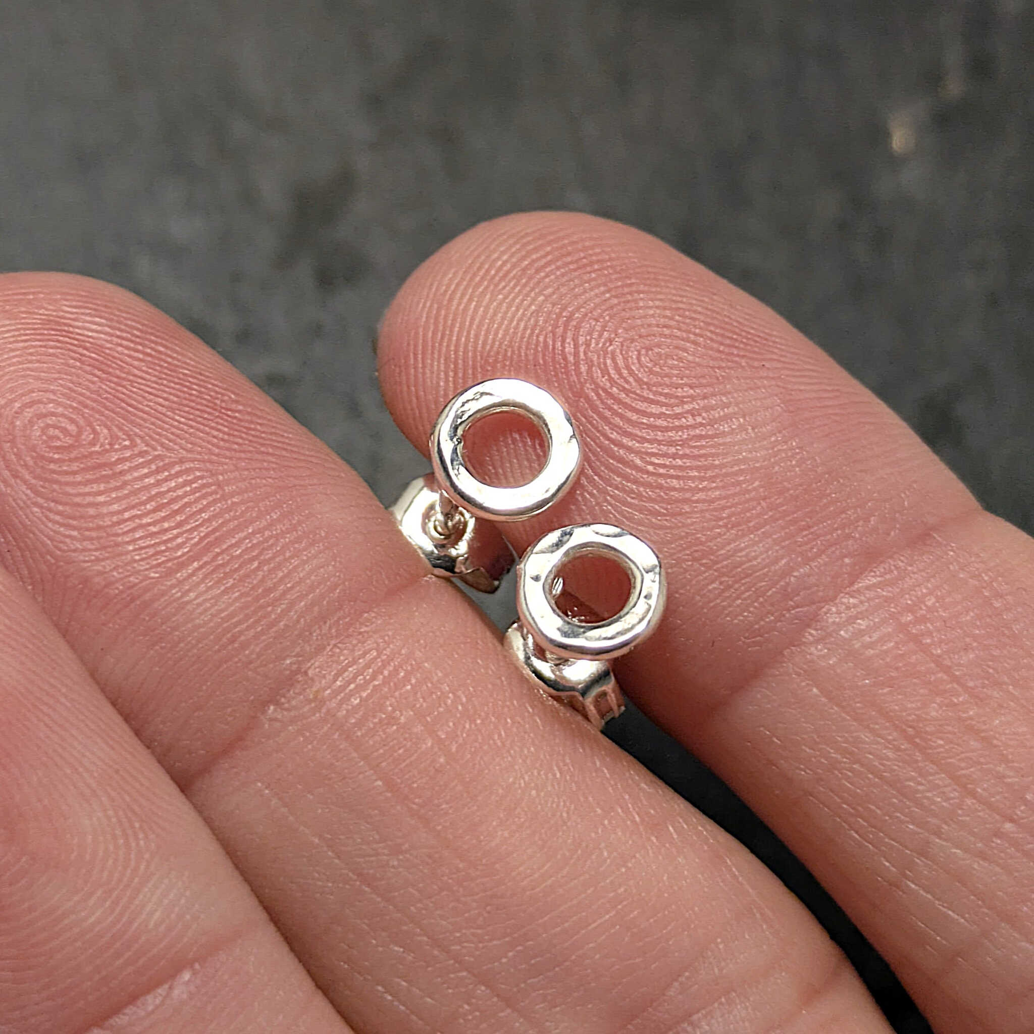 עגילי כסף 925 קטנים צמודים בצורת עיגול מושלם לקארמה טובה