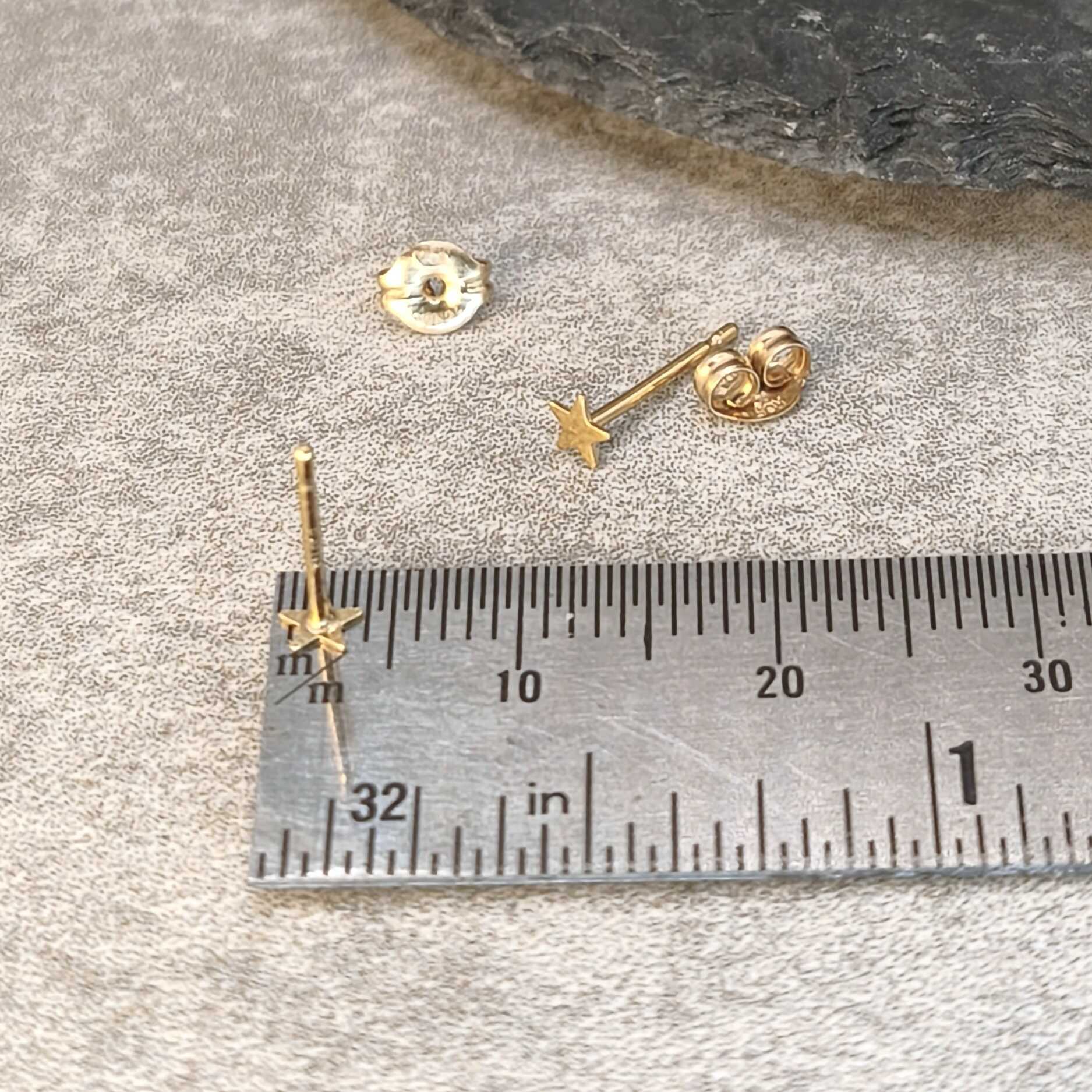 עגילי זהב גולדפילד בצורת כוכב - תכשיט מינימליסטי אלגנטי למתנה מושלמת