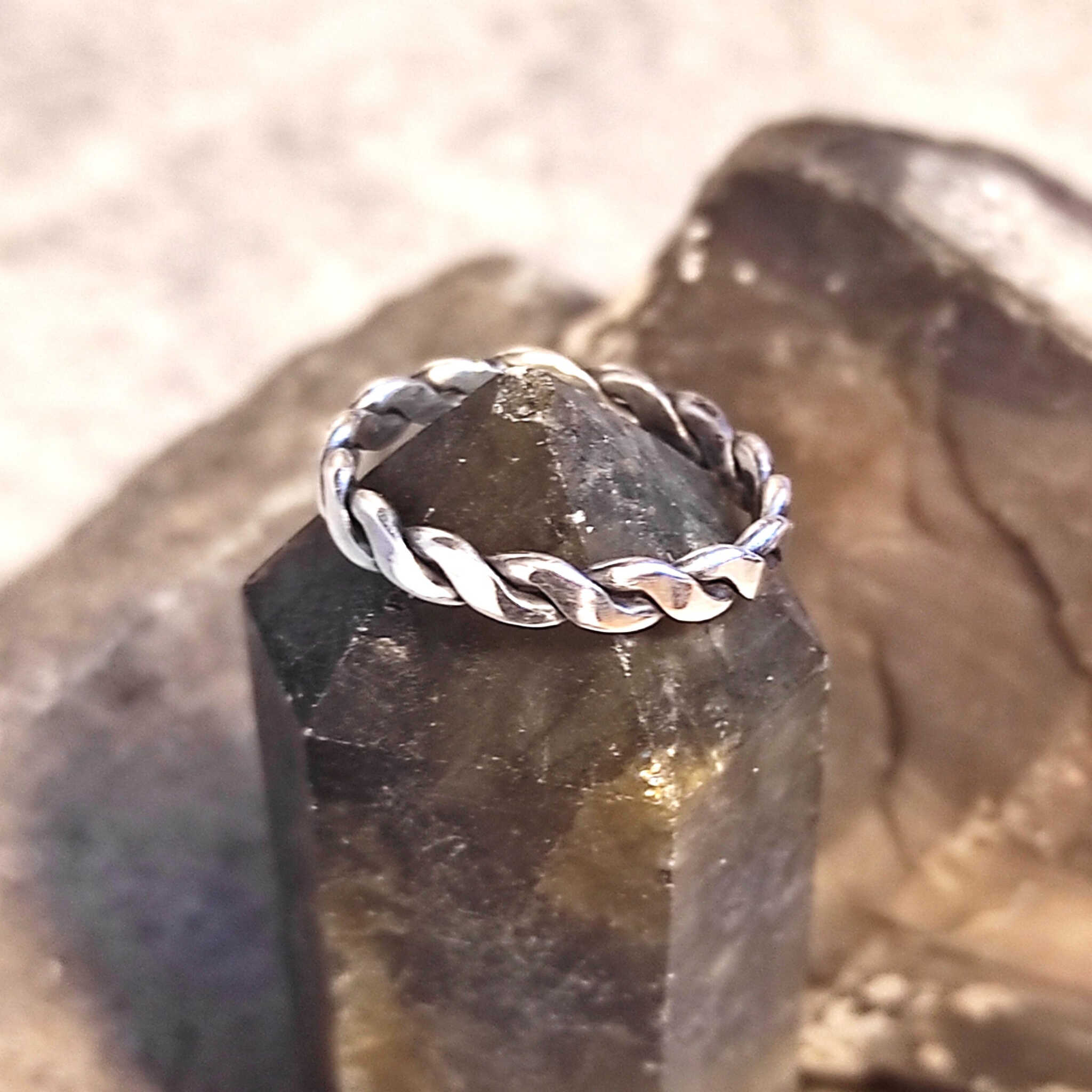 טבעת כסף סטרלינג 925 בדוגמת חבל שזור לאיזון פנימי שלווה והרמוניה