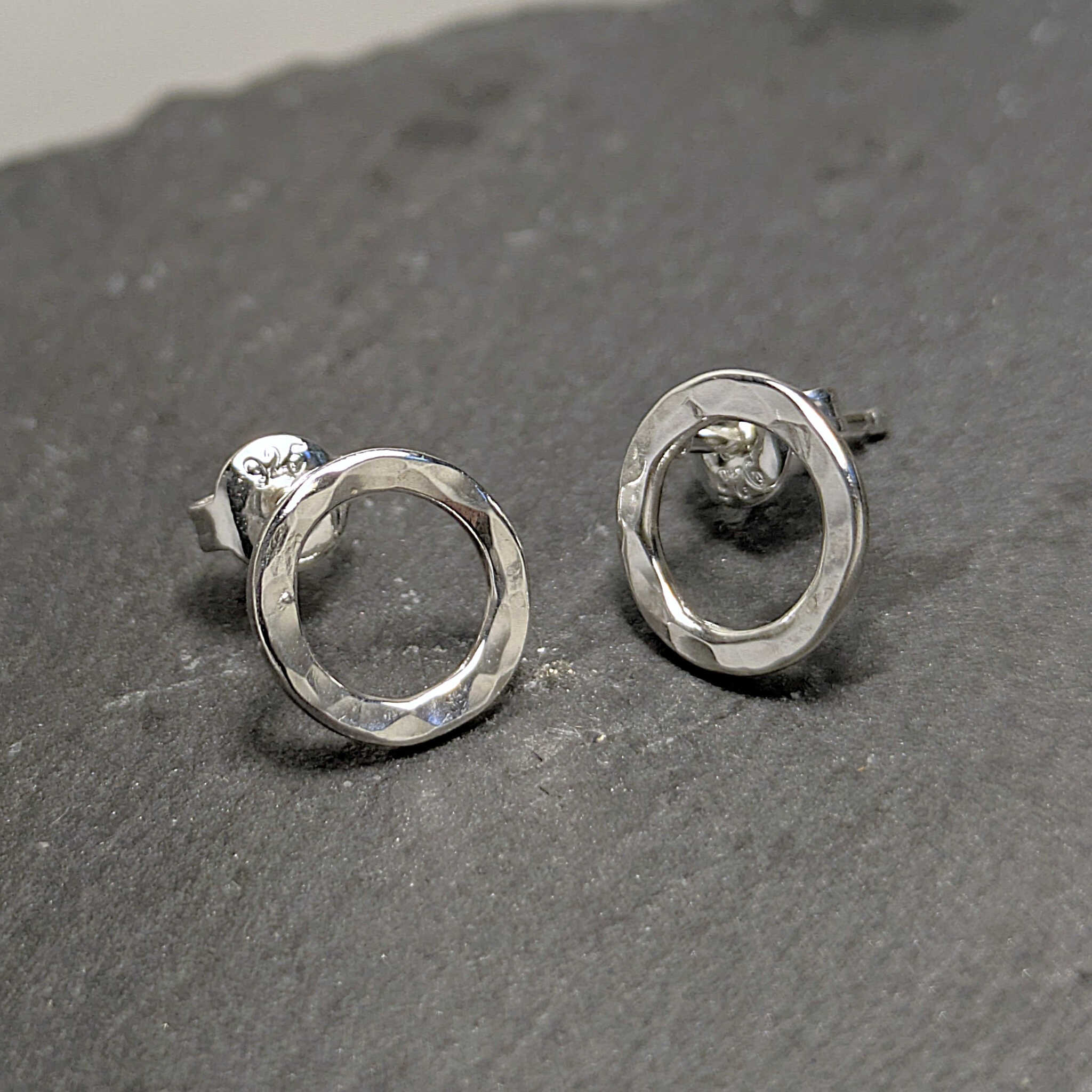 עגילי כסף סטרלינג צמודים בצורה מעגלית עם רקוע עדין