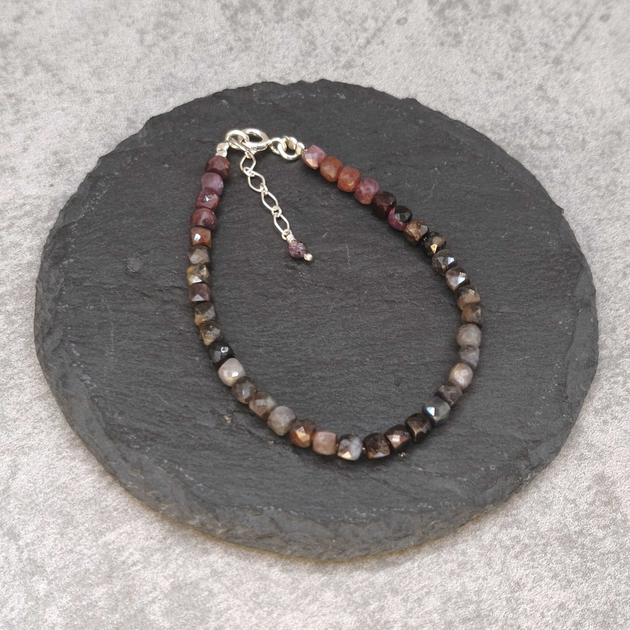 צמיד אבני קורונדום עם סוגר כסף סטרלינג 925 איכותי לחיזוק חיוניות ועוצמה פנימית תכשיט אנרגטי ייחודי בעבודת יד